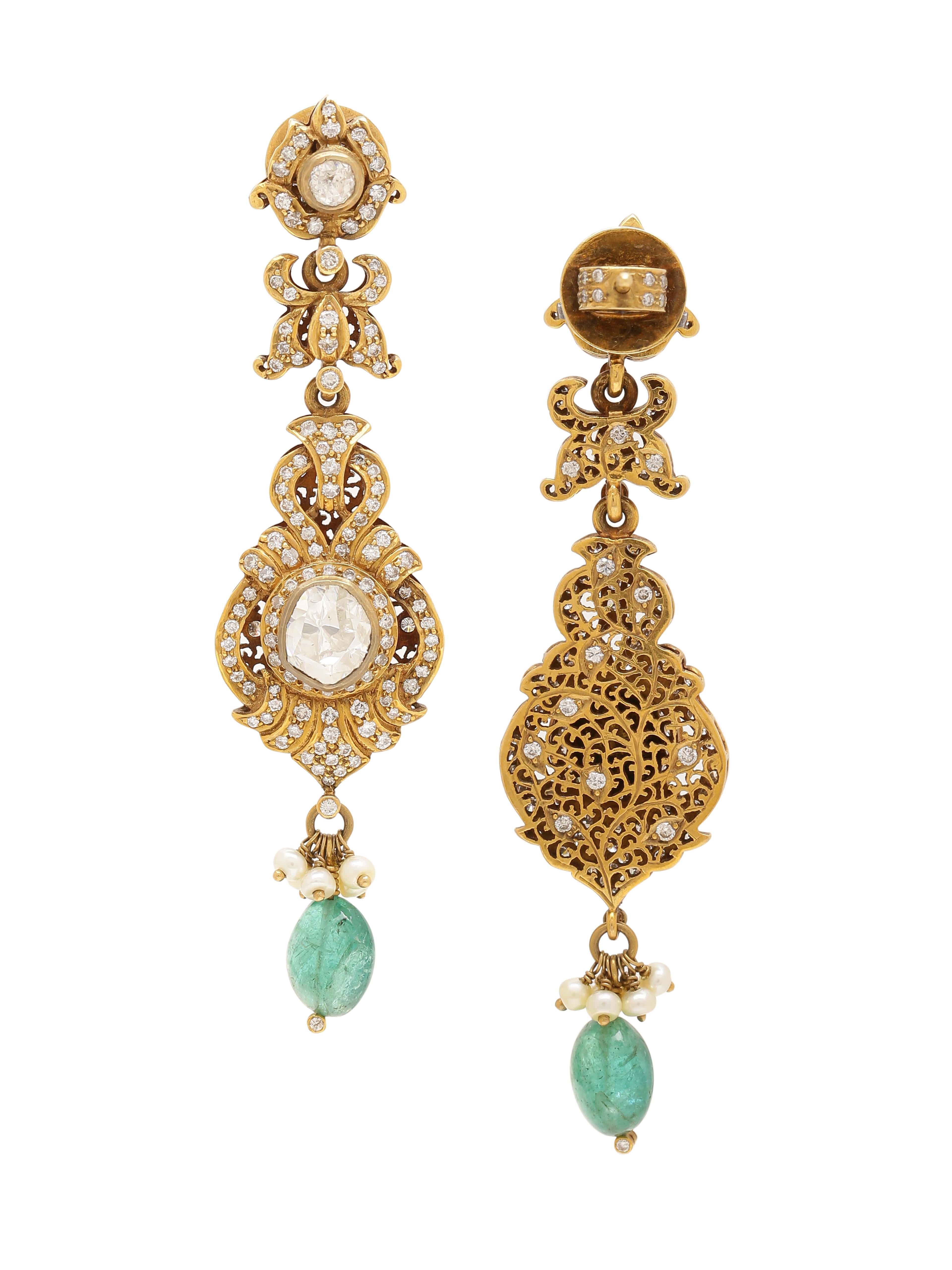 A pair of beautiful earring with Diamonds both Rose cut and Full Cut Rounds and a Pair of Emerald Bead hanging at the bottom.
The earring has nice high dome Rosecut diamonds on top and in centre. The Diamonds around are carefully set by hand and the