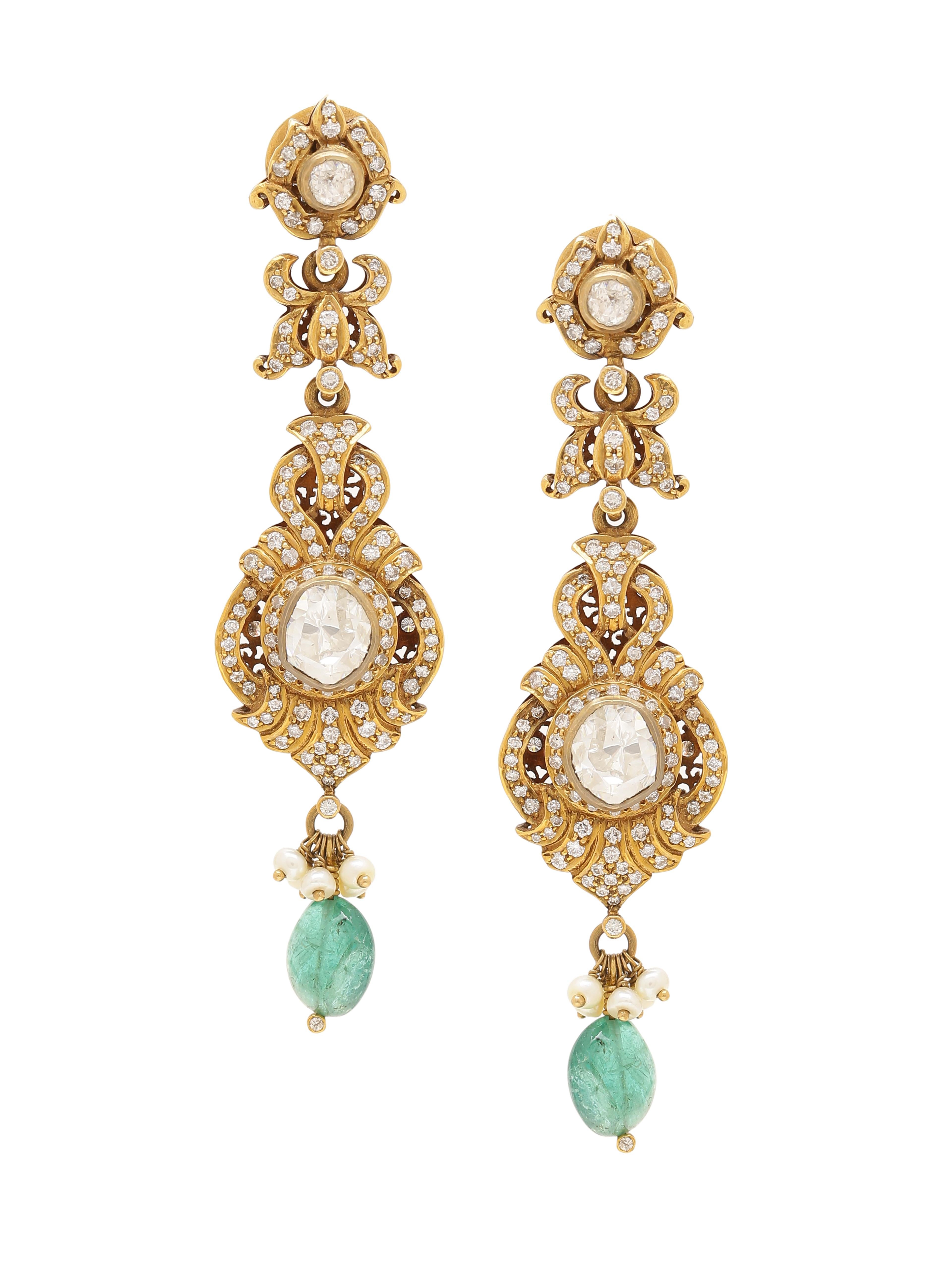 Art déco Boucles d'oreilles en or jaune 18 carats avec diamants, perles et émeraudes, fabriquées à la main en vente