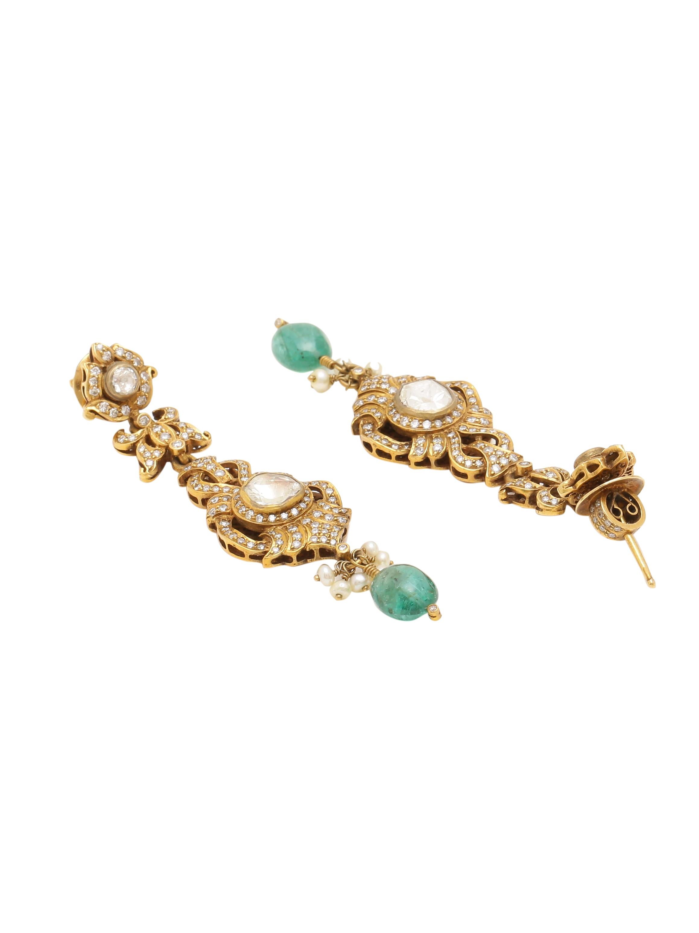 Taille rose Boucles d'oreilles en or jaune 18 carats avec diamants, perles et émeraudes, fabriquées à la main en vente