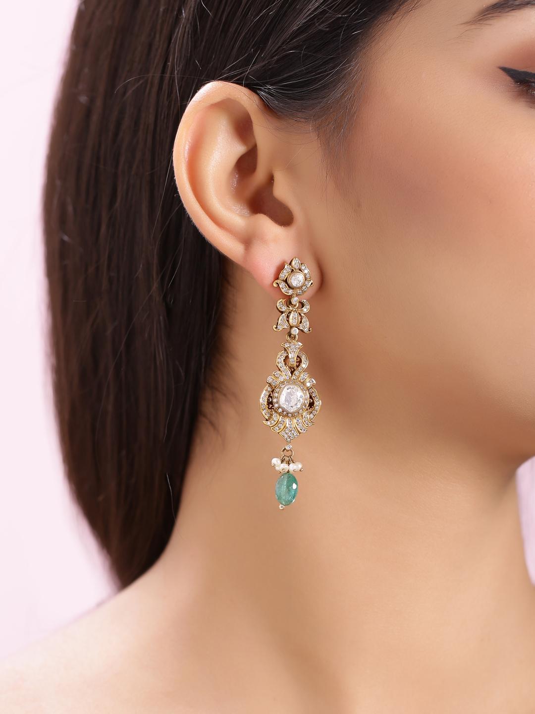 Boucles d'oreilles en or jaune 18 carats avec diamants, perles et émeraudes, fabriquées à la main Neuf - En vente à Jaipur, IN