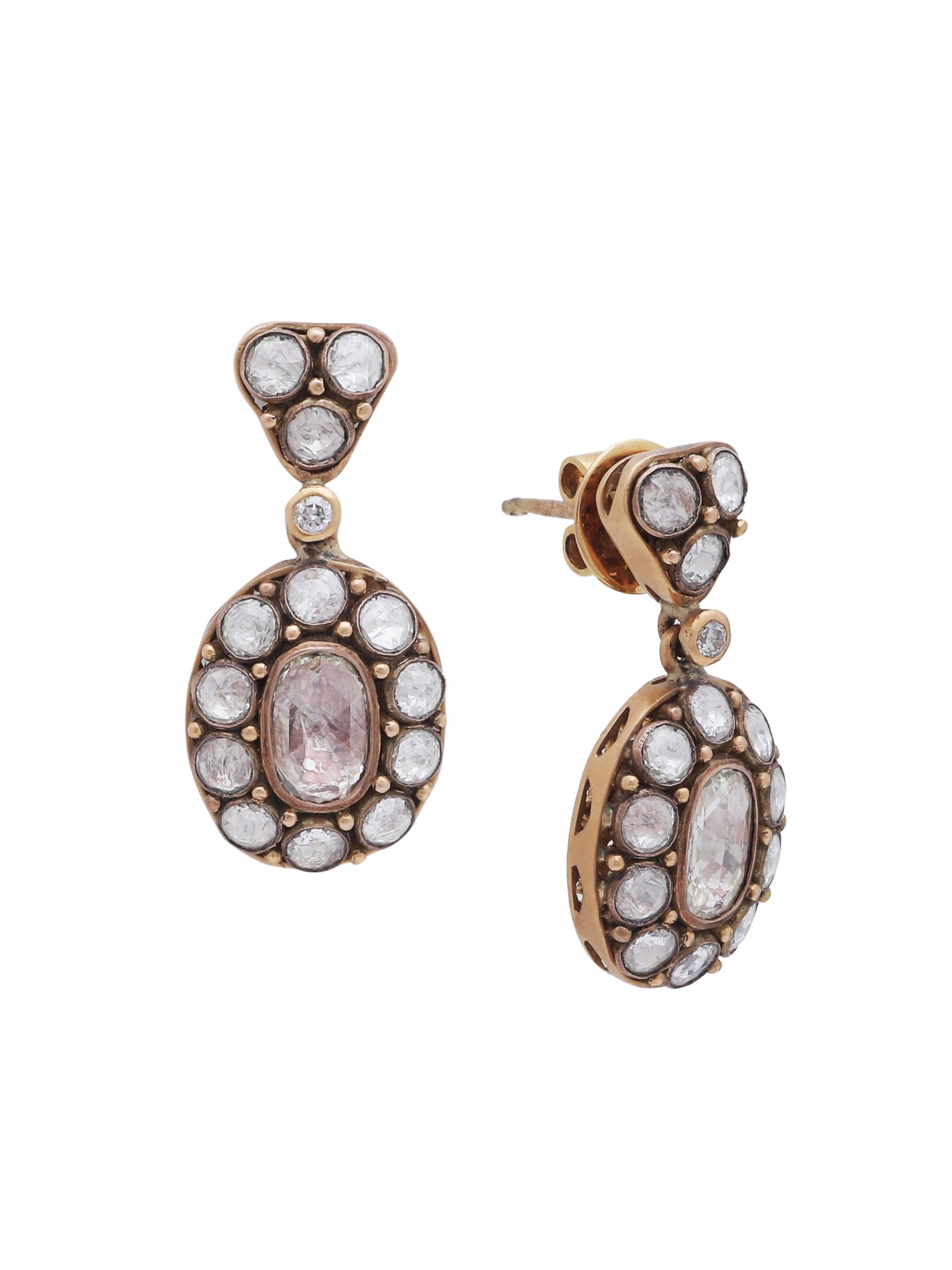 Ein Paar schöne, elegante Diamantohrringe mit 2 ovalen Diamanten im Rosenschliff in der Mitte und kleineren runden Diamanten rundherum. Das edle Design und das geringe Gewicht des Ohrrings machen ihn leicht zu tragen und kennen keine Alters- oder