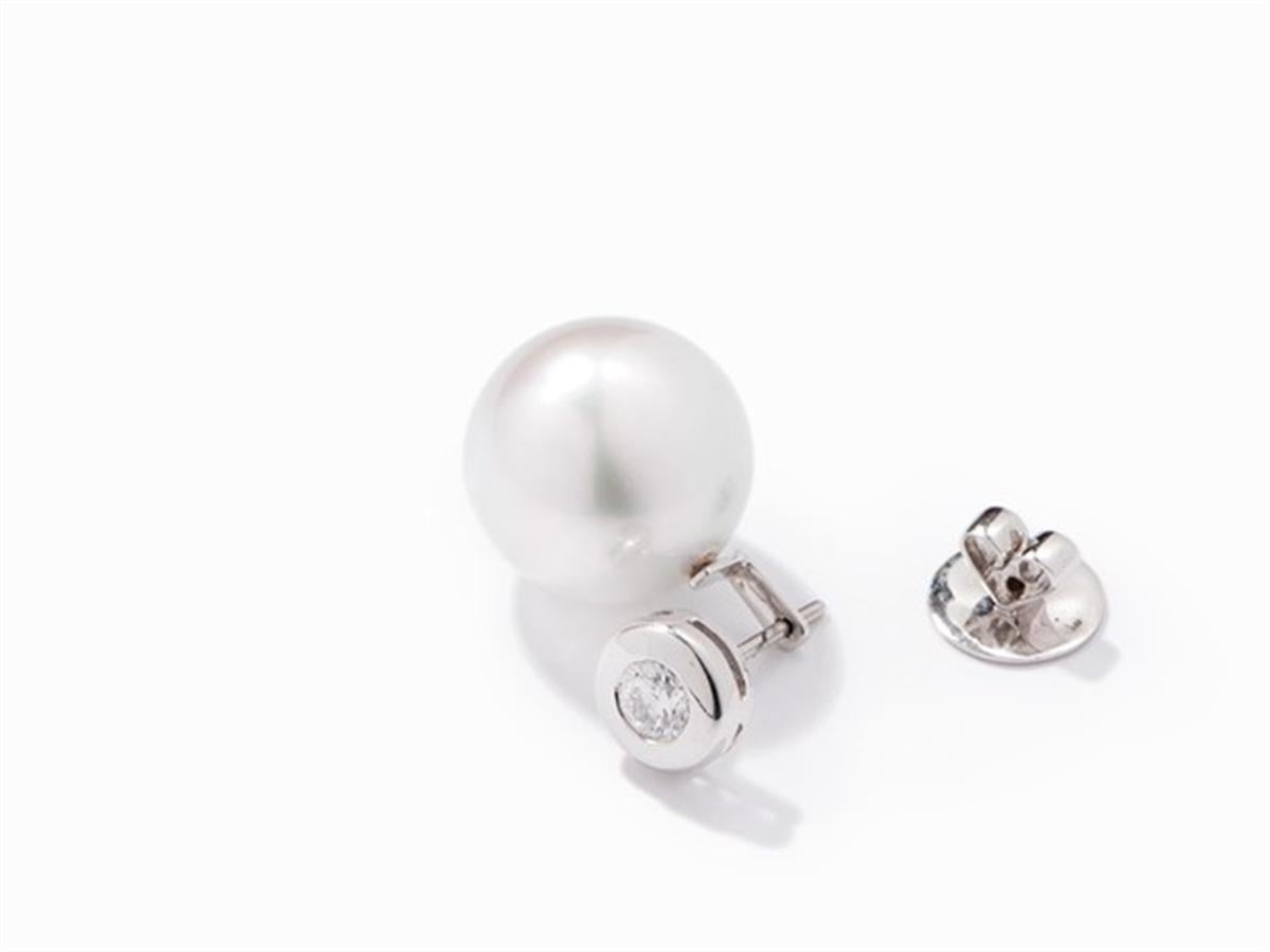Earring with South Sea Pearls and Diamonds, circa 0.93 Carat, White Gold In New Condition In Bad Kissingen, DE