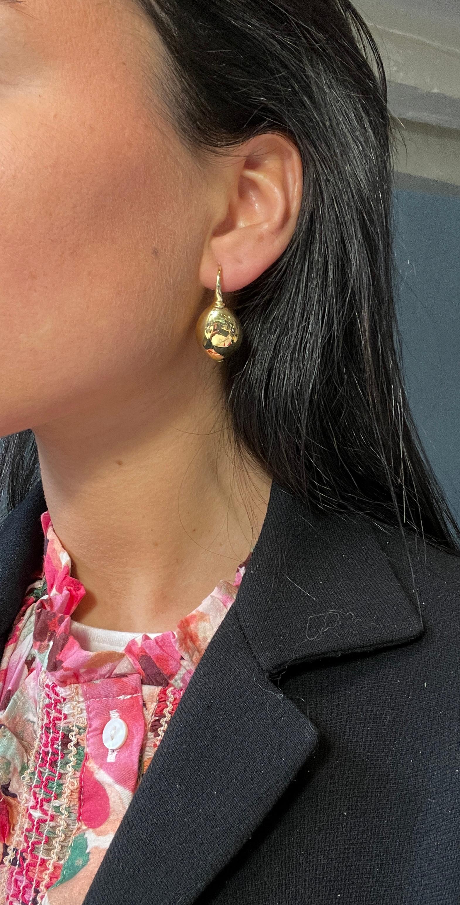 Earring Yellow Gold 18 Carat

Oval-shaped dangling earrings in polished 18-carat yellow gold. They are distinguished by their modern style. They cling to the earlobe thanks to a long, finely worked stem, allowing the earrings to sway slightly with