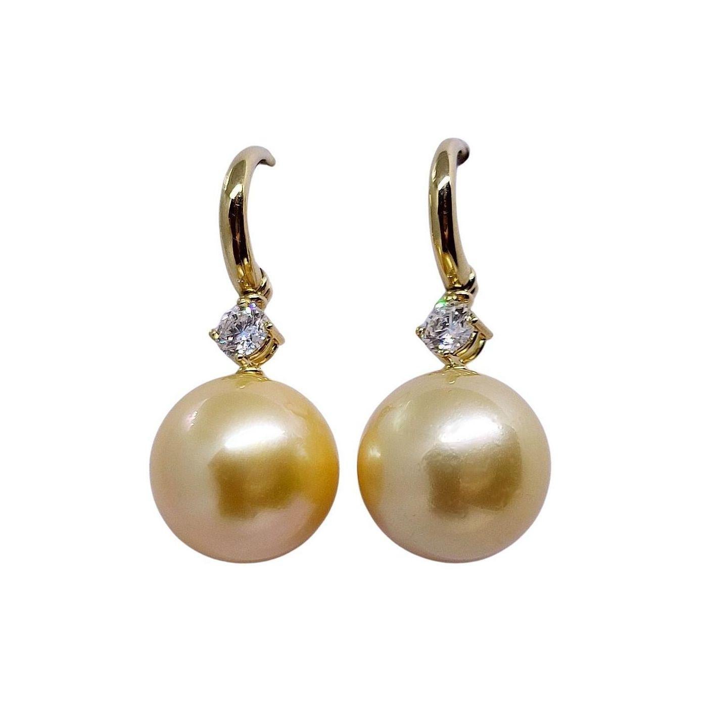 Beautifully crafted earrings by Wagner Preziosen that combine the warmth of golden South Sea Pearls with the coolness of white diamonds. The pearls have a diameter of 13,90 mm / 15.35 inches and excellent lustre.
Both diamonds have GIA