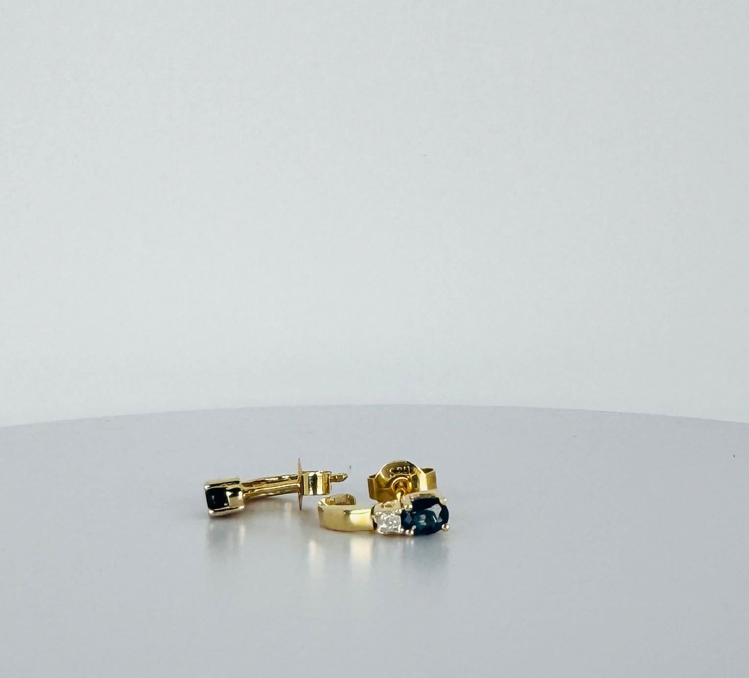 Earrings 14 carat gold with blue sapphire and brilliant cut diamonds In Good Condition For Sale In Heemstede, NL