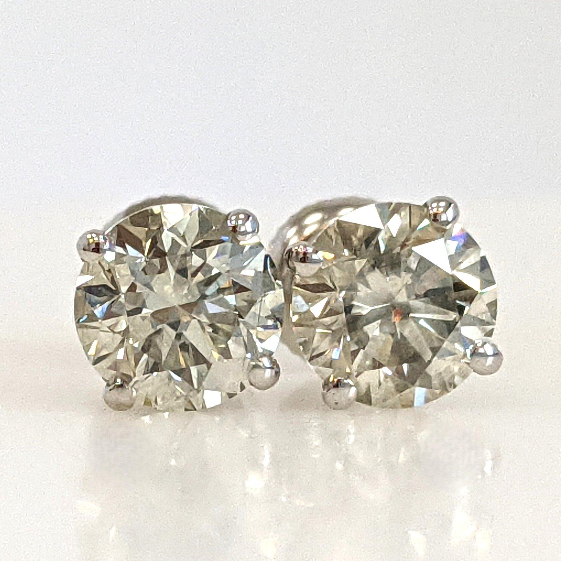 Diamants naturels au centre :
Forme : Rond Brillant
Poids : 3,05 cttw / 2 pierres
Couleur : Naturelle
Clarté : VS 1

Taille : 7 mm

L'article est expédié par Israeli Diamonds Exchange, les clients sont responsables de tous les frais de douane ou de