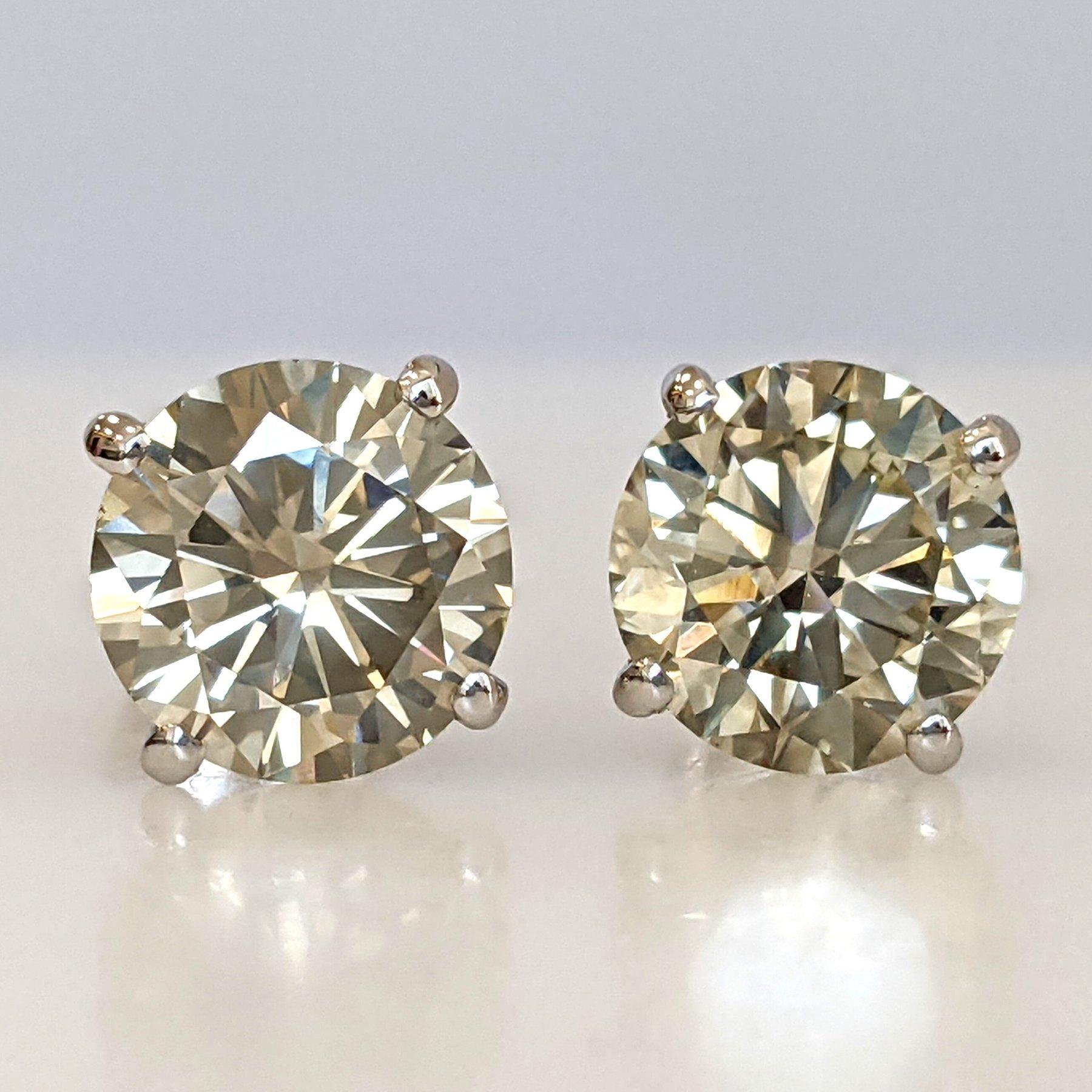 Diamants naturels au centre :
Forme : Rond Brillant
Poids : 4,03 cttw / 2 pierres
Couleur : Naturelle
Clarté : SI 1

Taille approximative : 8,1 mm

L'article est expédié par Israeli Diamonds Exchange, les clients sont responsables de tous les frais