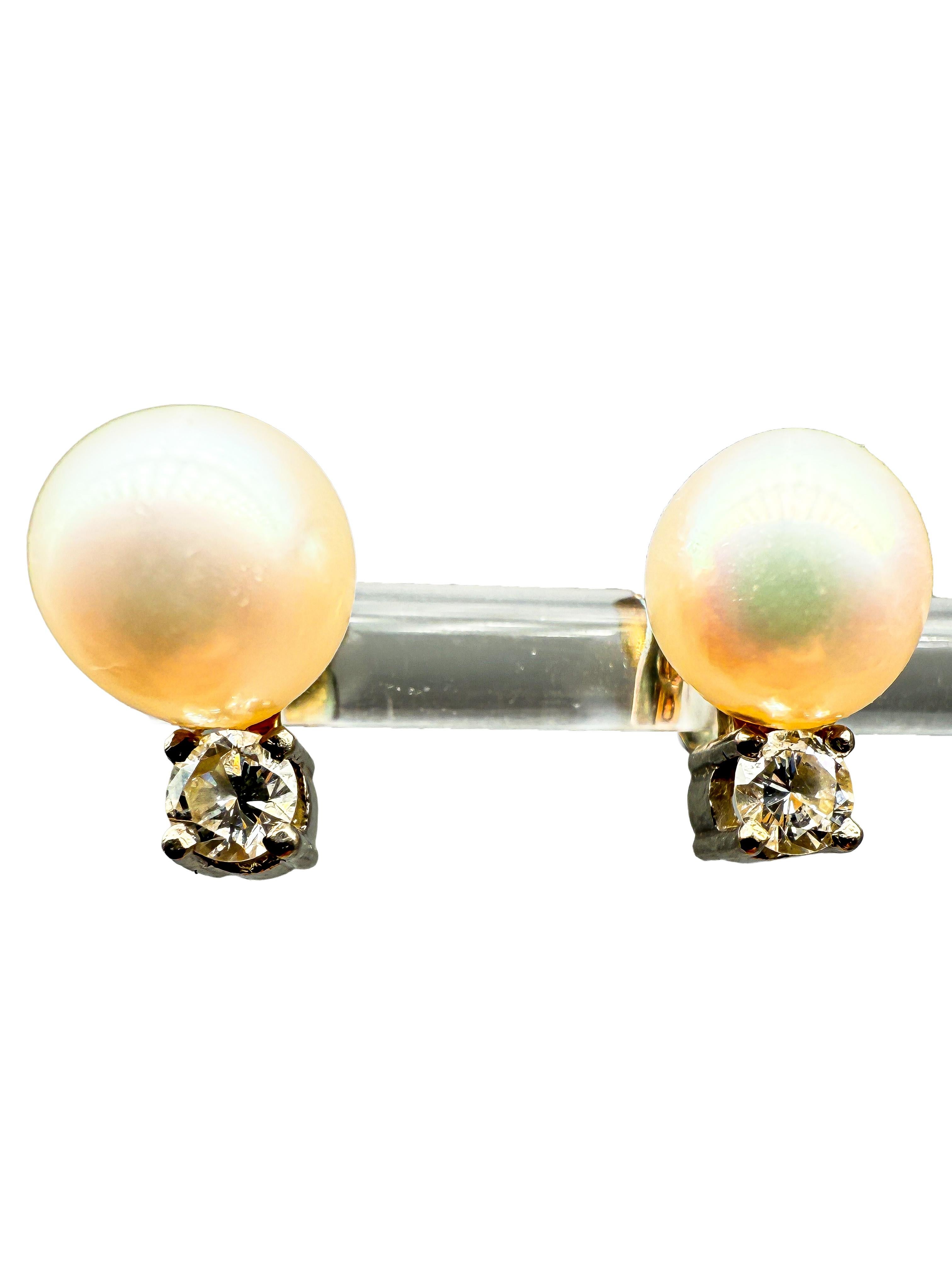 Eleganti orecchini a perno da donna dal design classico: gioielli senza tempo che combinano materiali preziosi con un'ottima lavorazione artigianale. Realizzati in oro bianco 14K, gli orecchini hanno una forma rotonda e pesano 4 g.

Le borchie sono