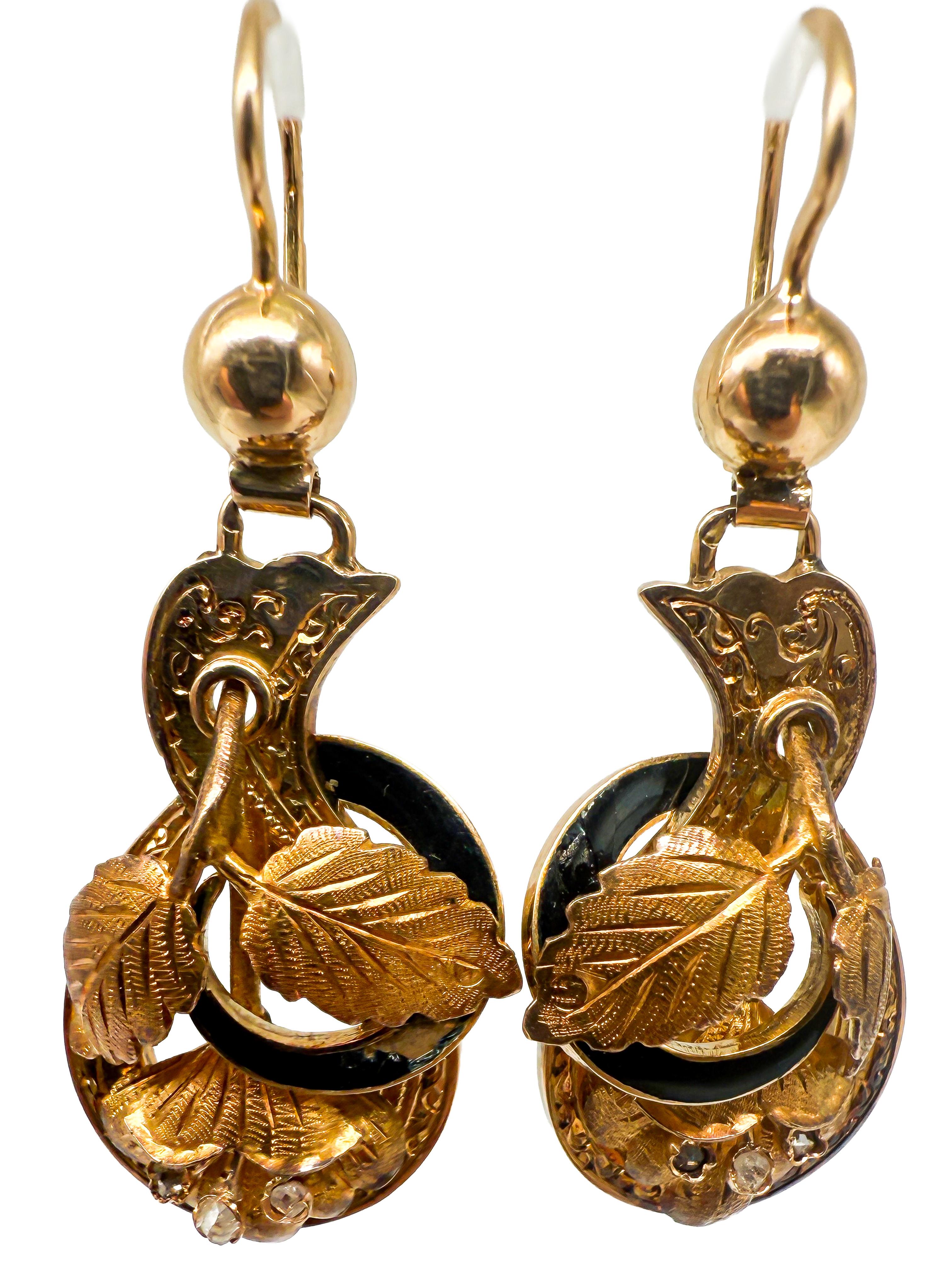 Gli incantevoli orecchini vittoriani da donna - uno squisito gioiello che combina il fascino storico con un'eleganza senza tempo. Realizzati in oro giallo 14K e con una lunghezza di 42 mm, questi orecchini affascinano con il loro design delicato e