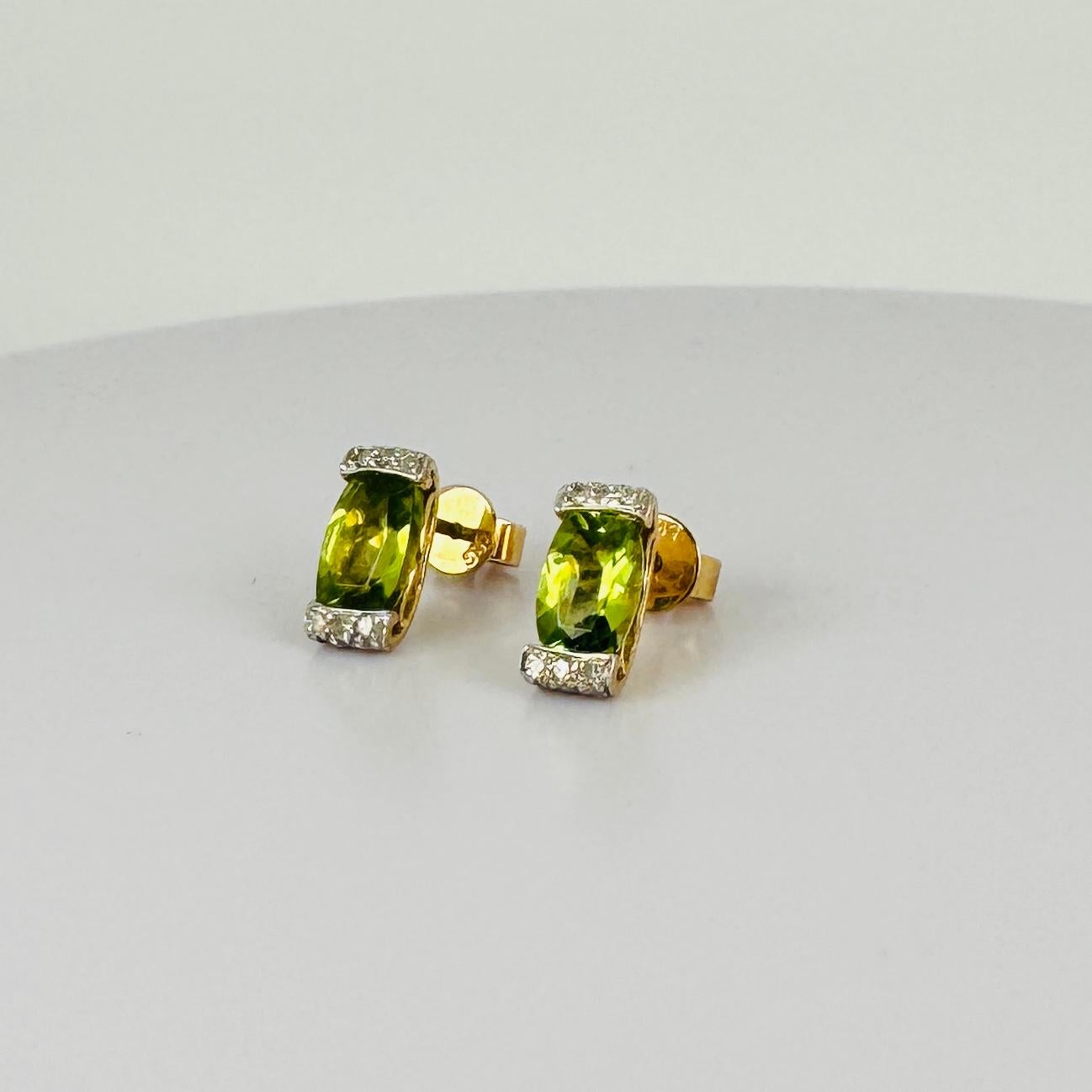 Taglio ovale Orecchini in oro giallo 14k con peridoti ovali da 0,40 carati  & Diamanti in vendita
