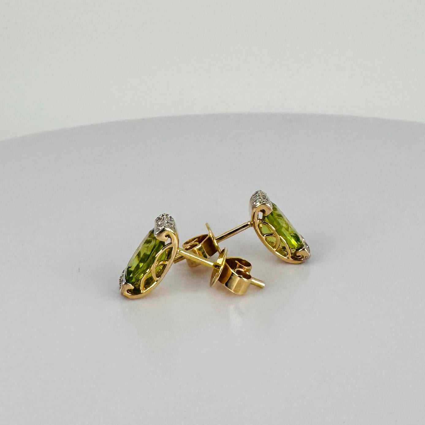 Orecchini in oro giallo 14k con peridoti ovali da 0,40 carati  & Diamanti in vendita 1