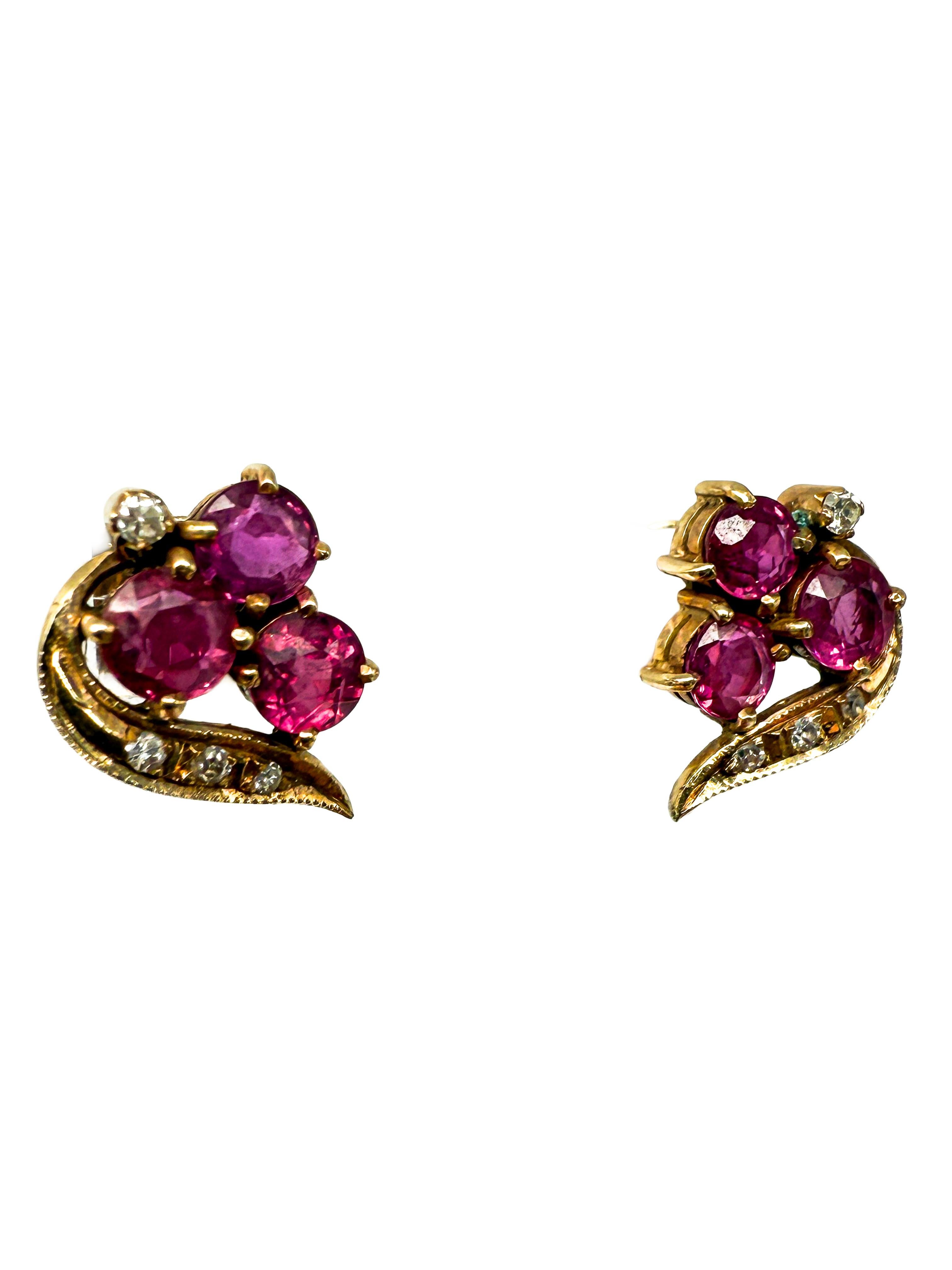 Orecchini con rubini e diamanti, oro giallo 14k

Questi squisiti orecchini a perno combinano l'eleganza classica con il colore scintillante: i rubini rossi dal taglio ovale sono sottilmente accentati da otto diamanti, creando un'atmosfera