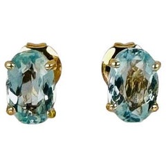 Earrings 18 carat yellow gold with oval facetted aquamarine of 0.35 carat