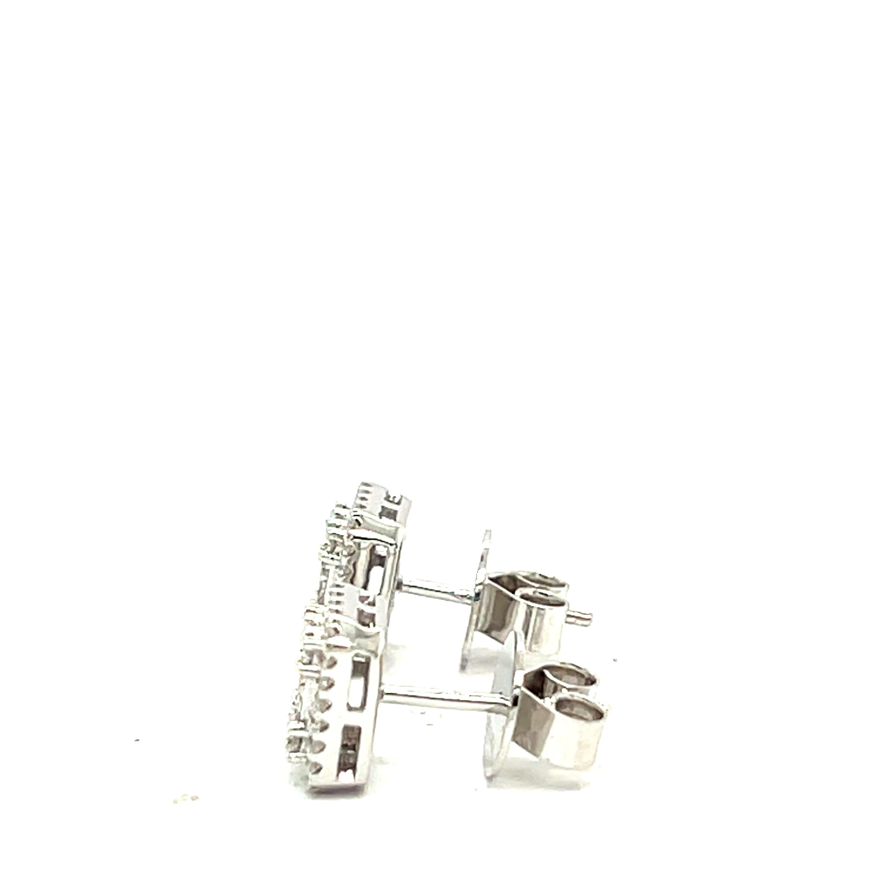 Orecchini in oro bianco 18 carati e diamanti

Questi orecchini in oro bianco 18 carati affascinano per la loro elegante composizione e il loro sofisticato scintillio. La loro classica forma rettangolare è splendidamente valorizzata da una fila
