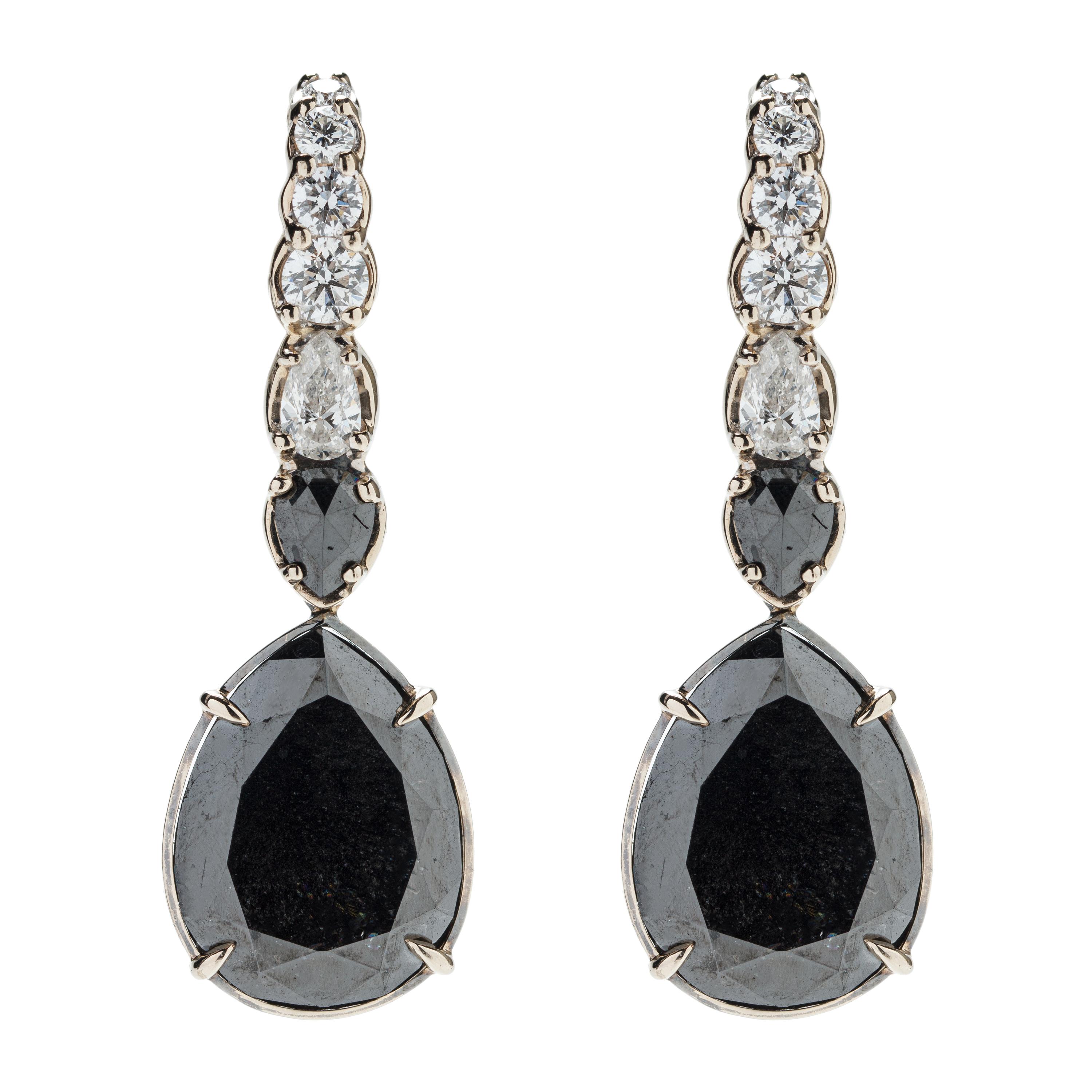 Oval Cut 47, 9ct Black & White Diamond 18k Gold Earring For Sale