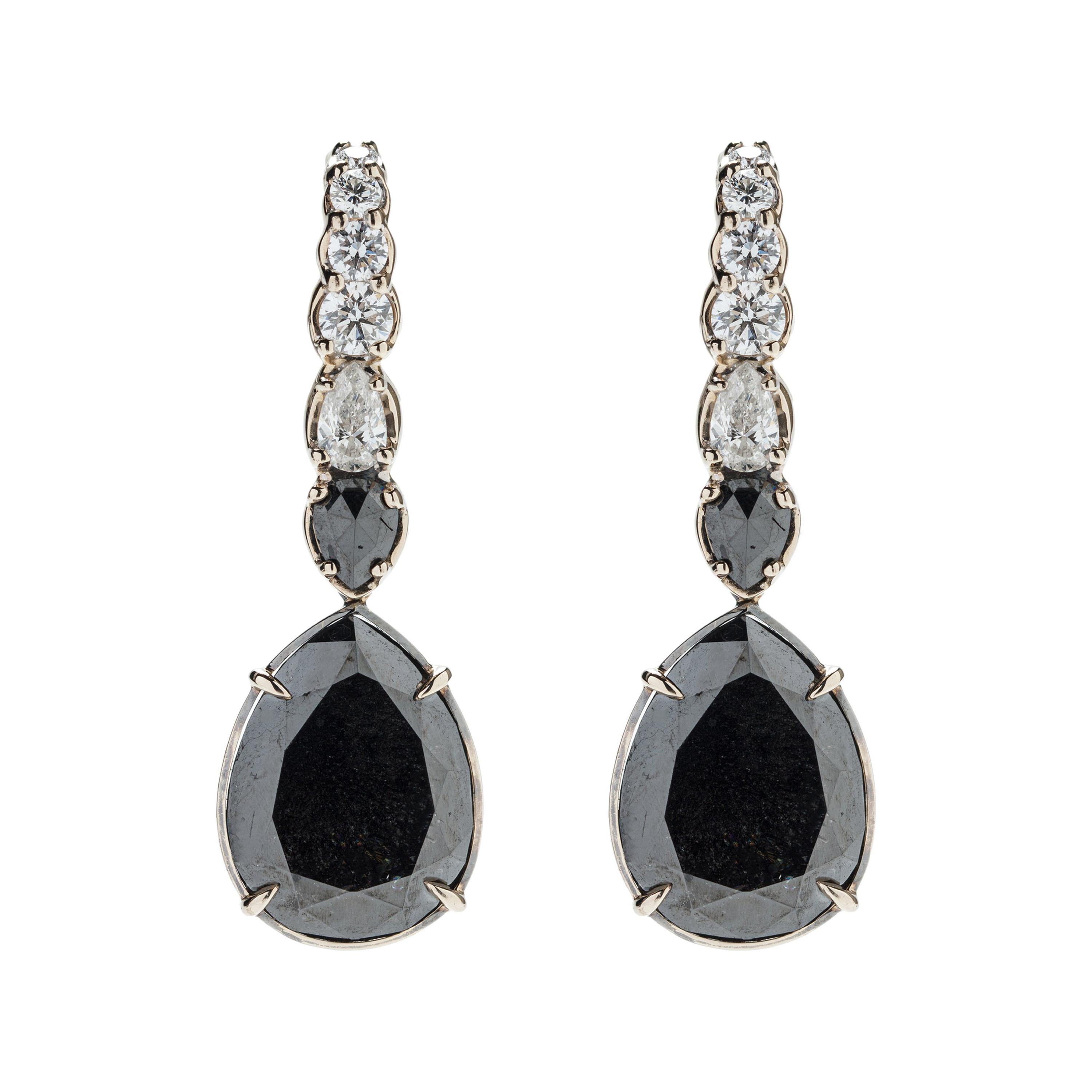 47, 9ct Black & White Diamond 18k Gold Earring For Sale