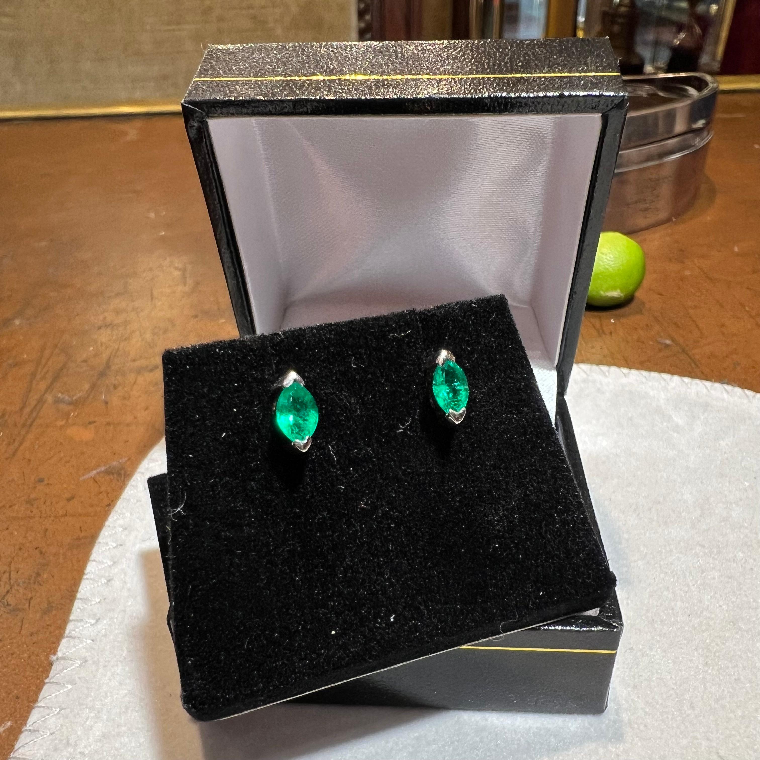 Earrings 18ct White Gold Emeralds Marquise Cut 0.40ct In Good Condition For Sale In SAINT-OUEN-SUR-SEINE, FR