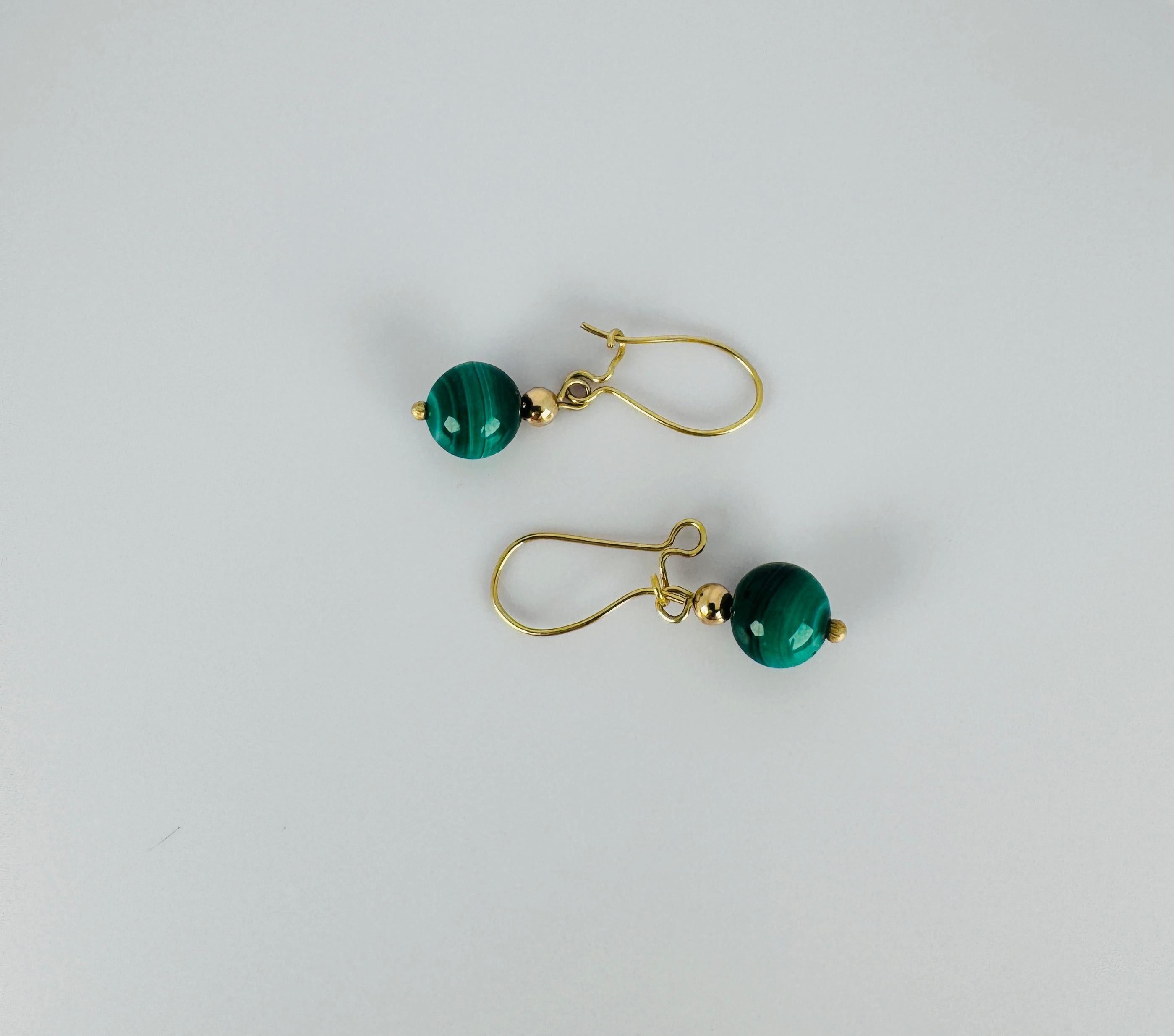 Earrings 18k yellow gold with green malachite bols In condizioni buone in vendita a Heemstede, NL