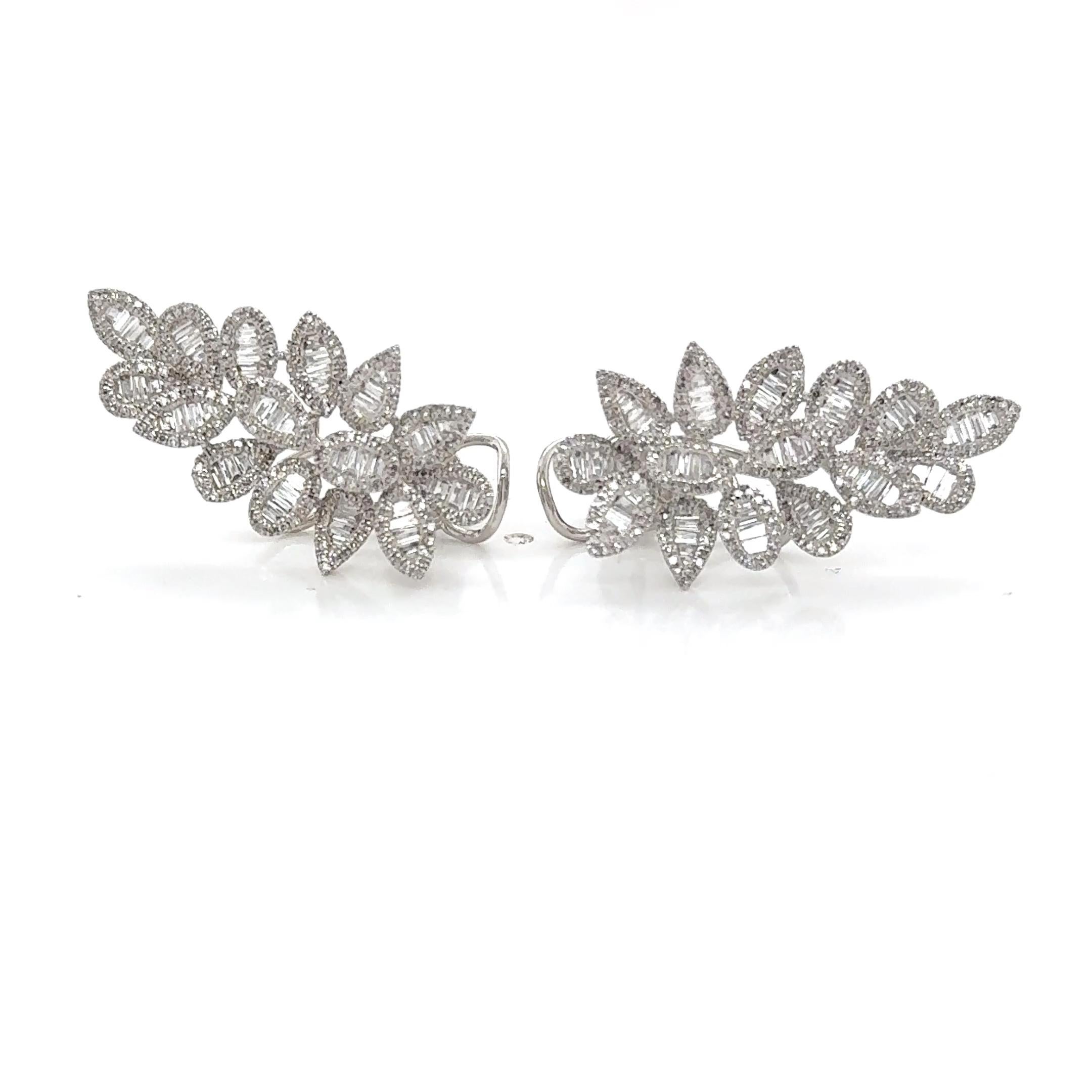 Elegantes y distintivos, estos pendientes de oro blanco de 18 quilates presentan un gracioso diseño de hoja adornado con 0,62 quilates de diamantes baguette y 0,69 quilates de diamantes redondos: una exquisita declaración de belleza y brillo