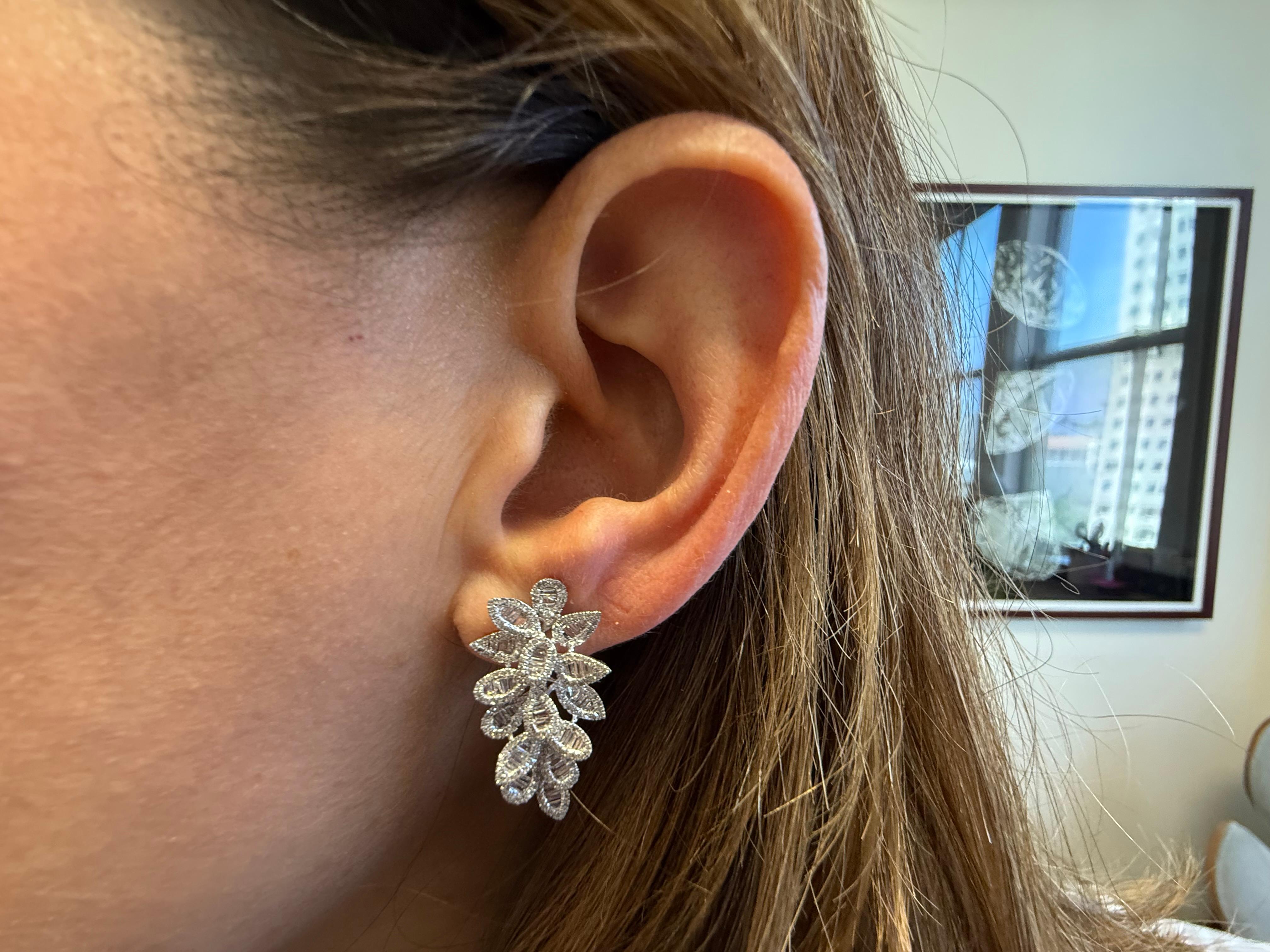 Pendientes 18Kt Baguettes y Diamantes Redondos Declaración Hoja Corte baguette en venta