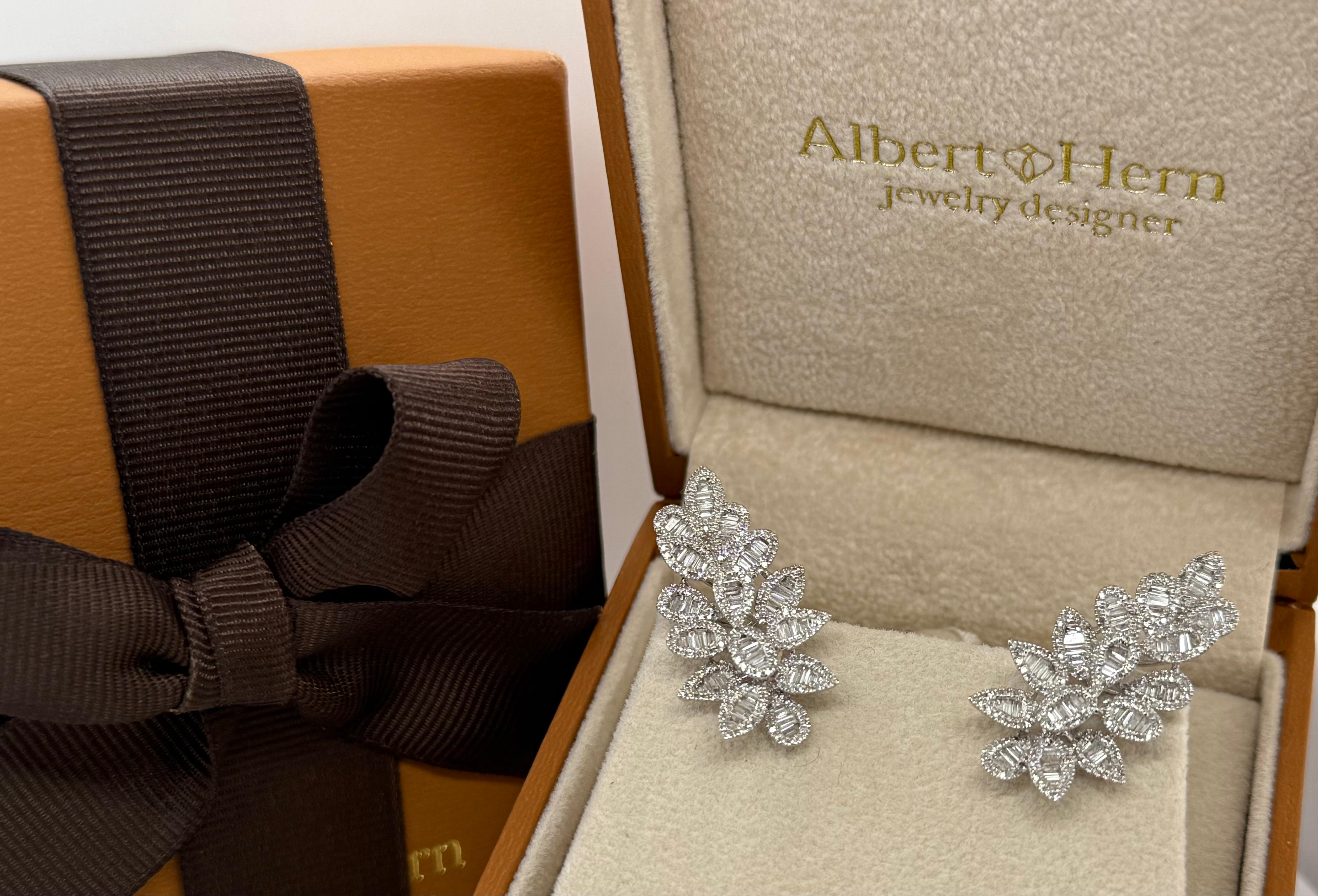 Pendientes 18Kt Baguettes y Diamantes Redondos Declaración Hoja en Nuevo estado para la venta en Miami, FL