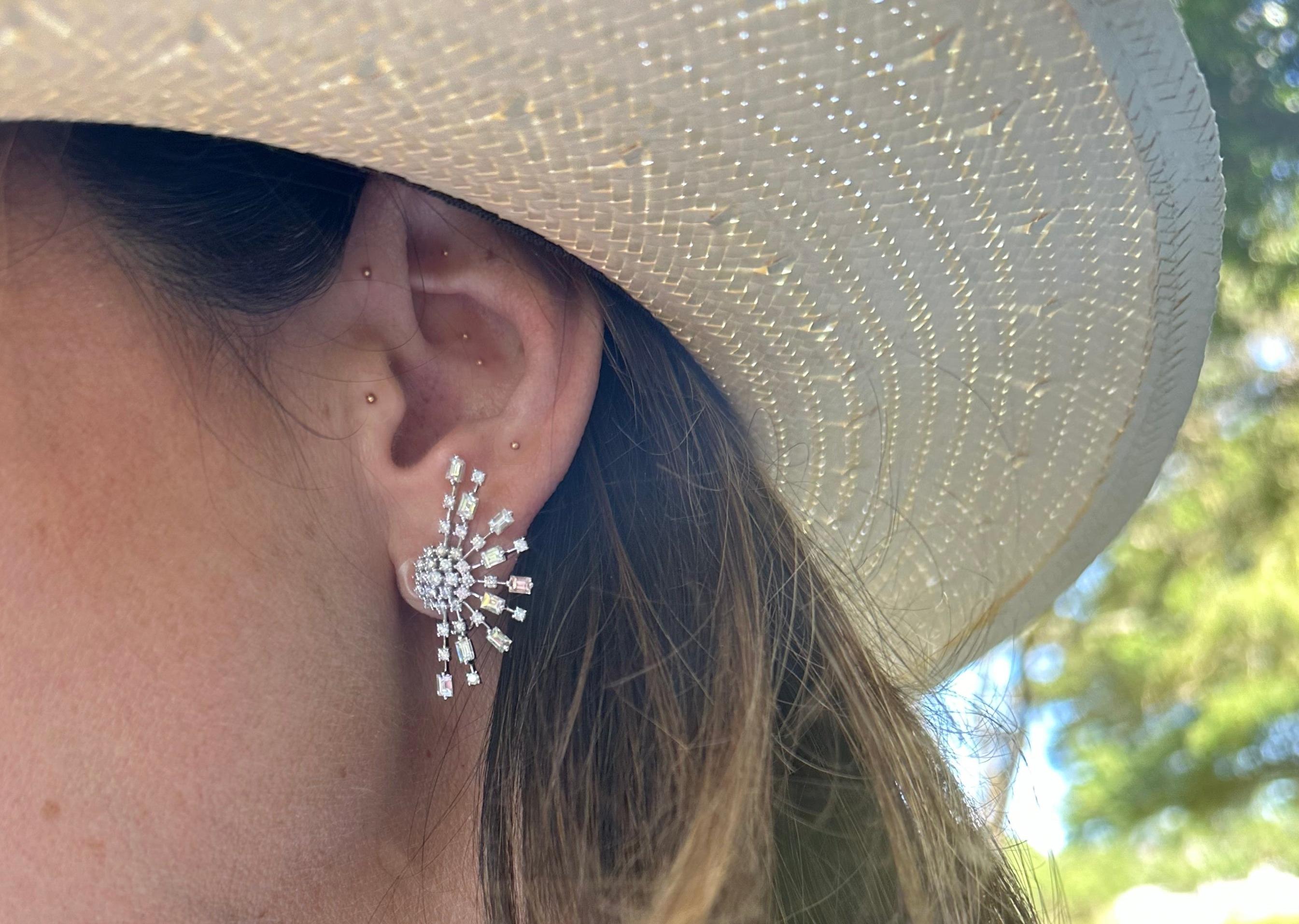 Imaginez une boucle d'oreille où le diamant central règne comme un point focal royal, exsudant une brillance captivante qui attire l'attention. Entourant ce joyau majestueux, des pointes élancées de 18 baguettes (1,67 ct) et 64 diamants ronds (1,16