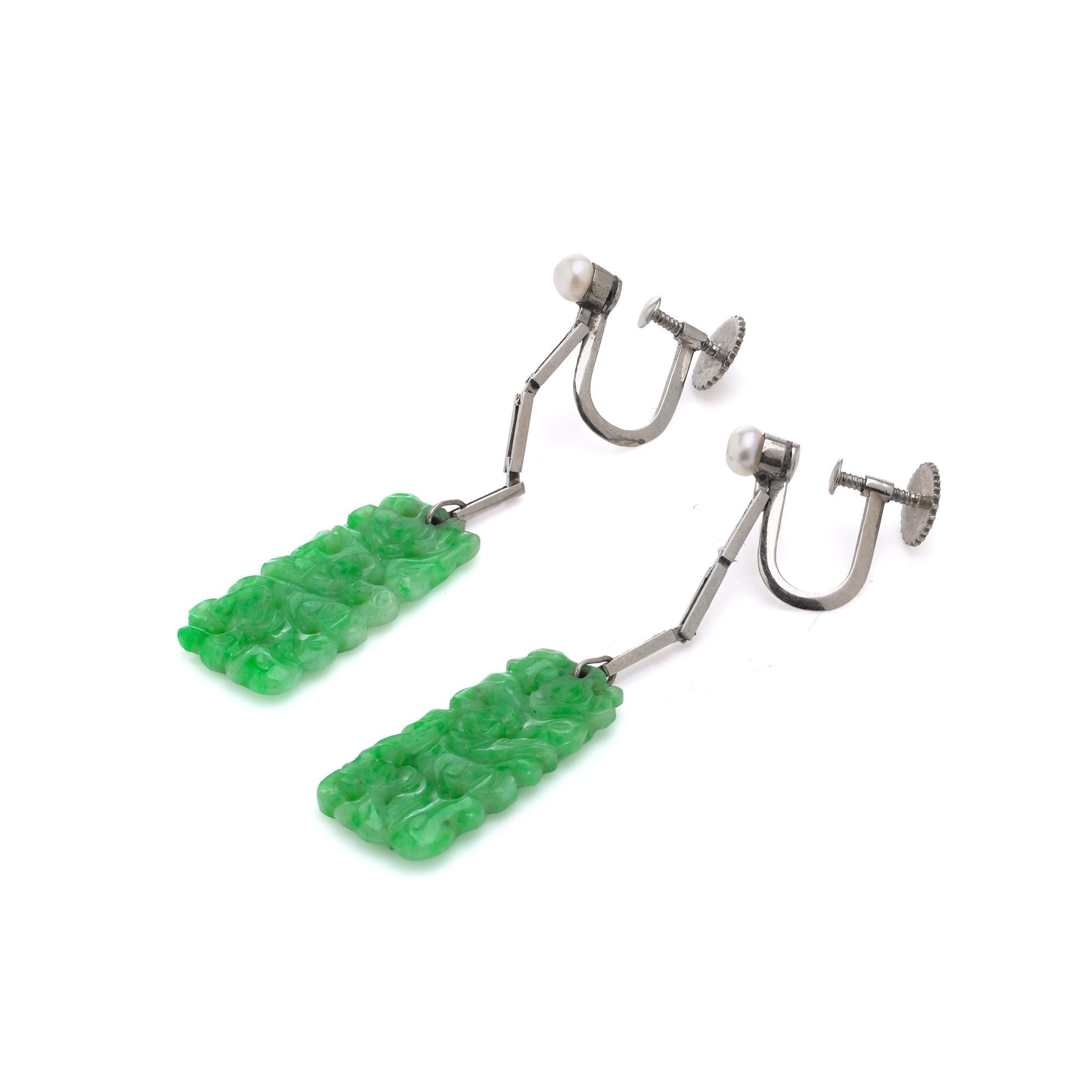 Taille carrée Boucles d'oreilles Boucles d'oreilles pendantes en or 18kt avec du jade sculpté et des perles, Circa 1930 - 1950s en vente