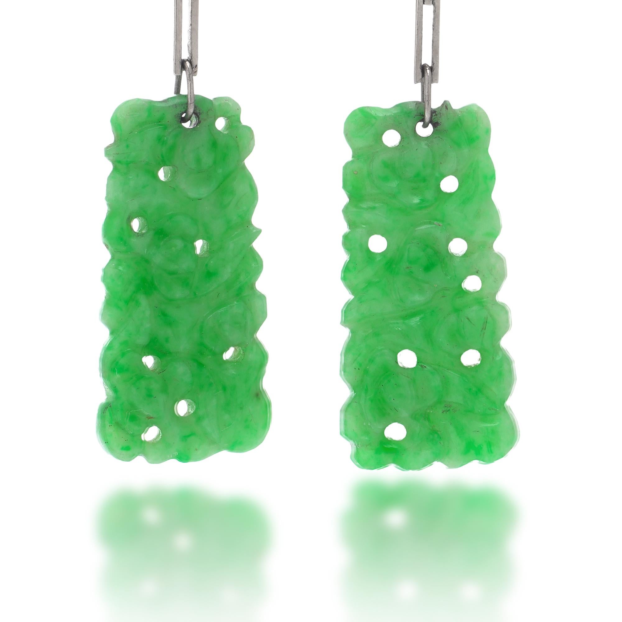 Boucles d'oreilles Boucles d'oreilles pendantes en or 18kt avec du jade sculpté et des perles, Circa 1930 - 1950s Pour femmes en vente