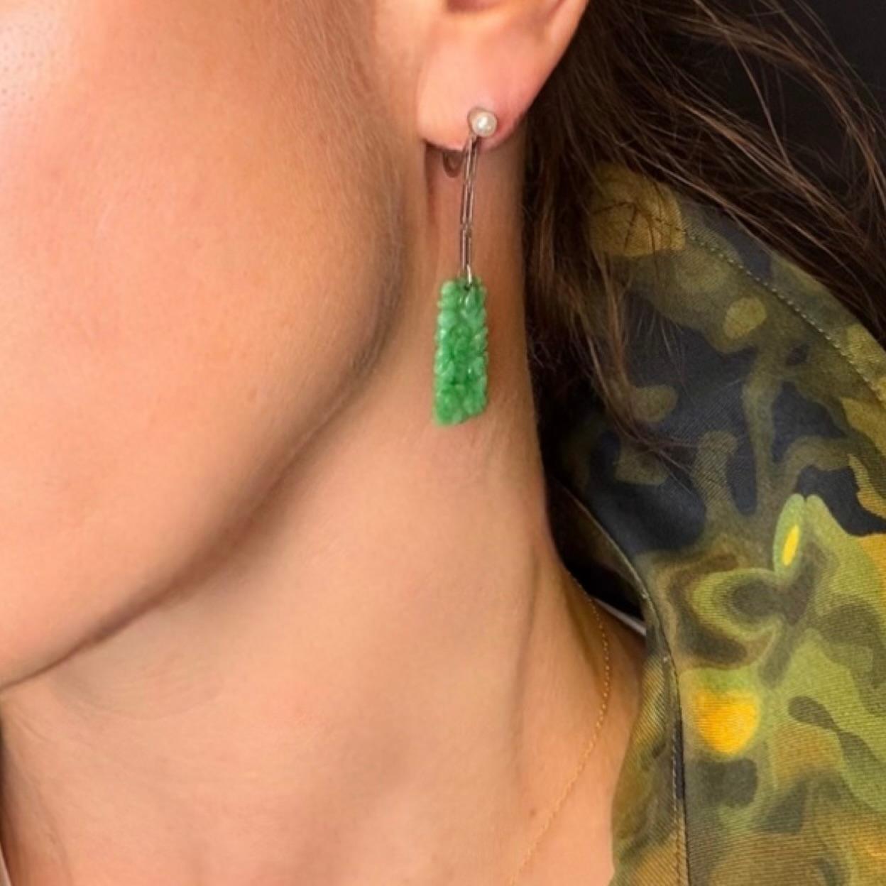 Boucles d'oreilles Boucles d'oreilles pendantes en or 18kt avec du jade sculpté et des perles, Circa 1930 - 1950s en vente 1