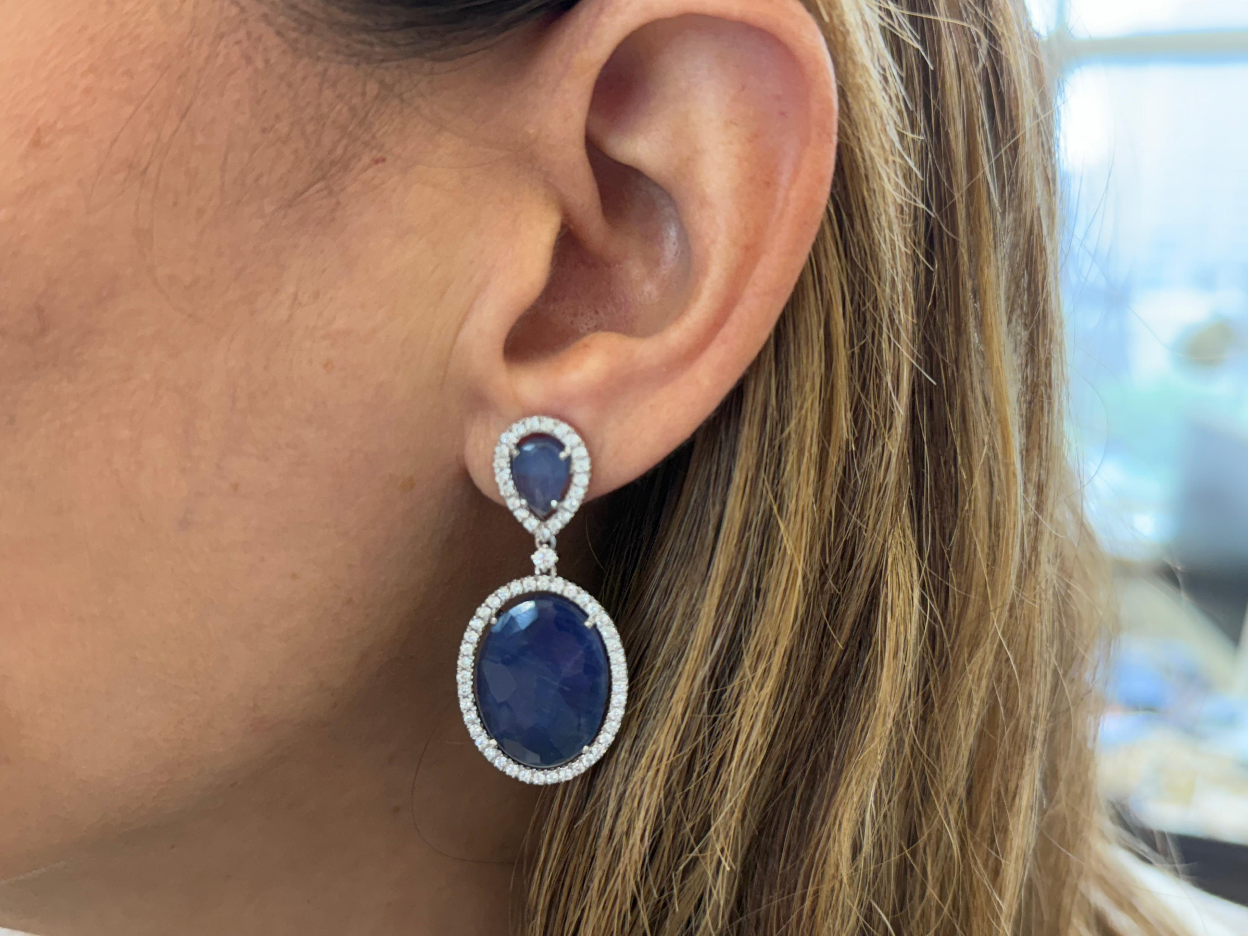 Realizzati con grazia in oro bianco 18 carati, questi squisiti orecchini presentano quattro affascinanti Ioliti, i cui toni blu-violacei profondi sono splendidamente contrastati da un'abbagliante serie di 126 diamanti rotondi per un totale di 1,30