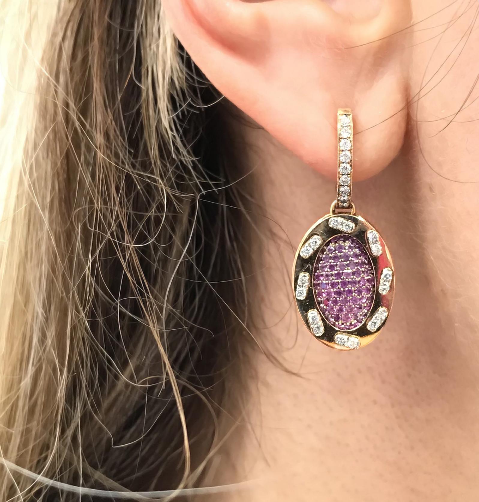 Ohrringe aus 18 Karat Gold, rosa Saphiren und Diamanten aus der Kollektion Iconic Omles.
Eine Geschichte hinter dieser Sammlung von Angeletti,  der goldene Rahmen beherbergt eine Reihe von Diamanten (n.50 Steine ct. 0.41), die in einem Muster aus