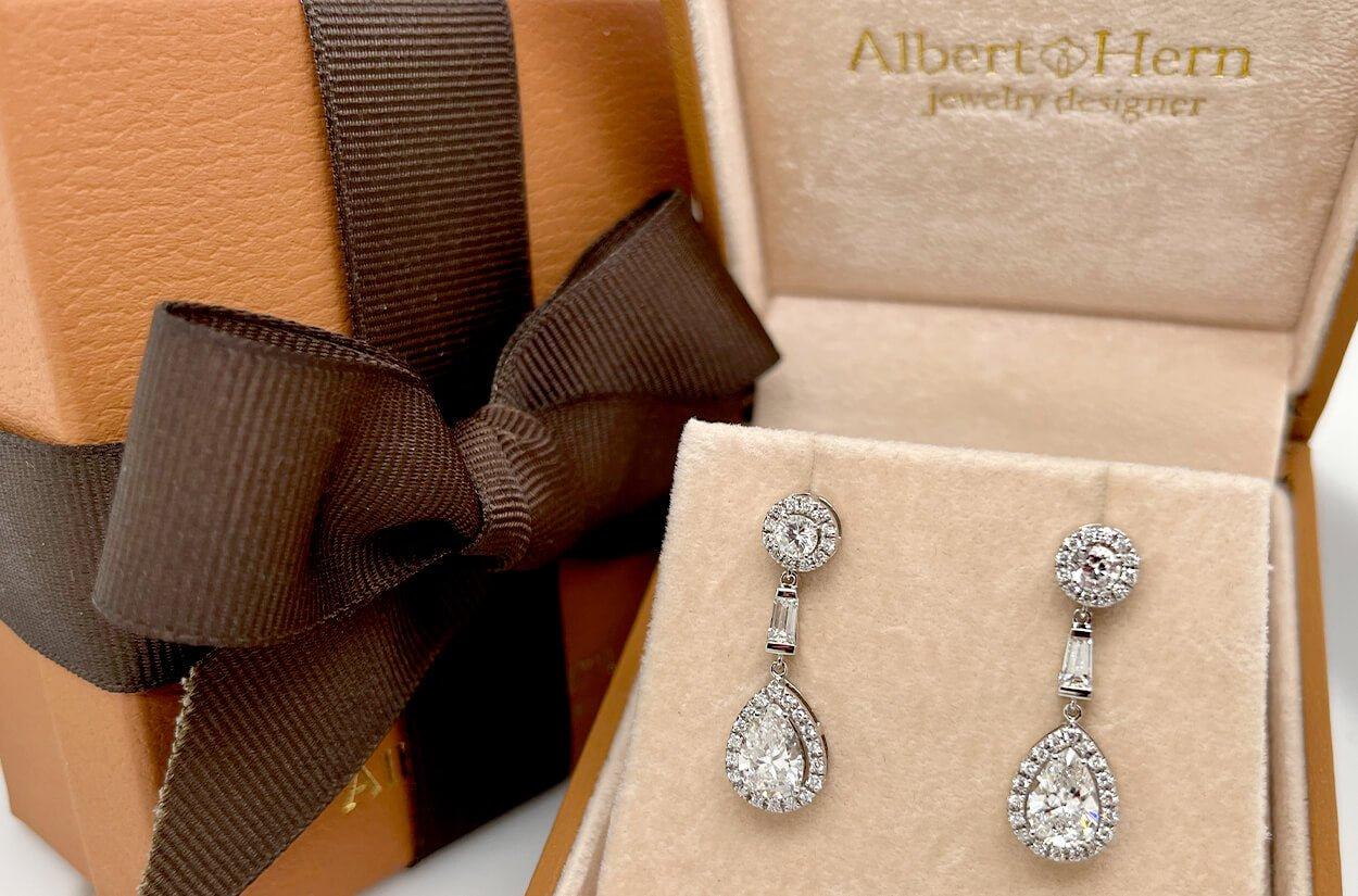 Contemporaneo Earrings 18kt Gold Teardrop GIA Diamonds Dangle Studs in vendita