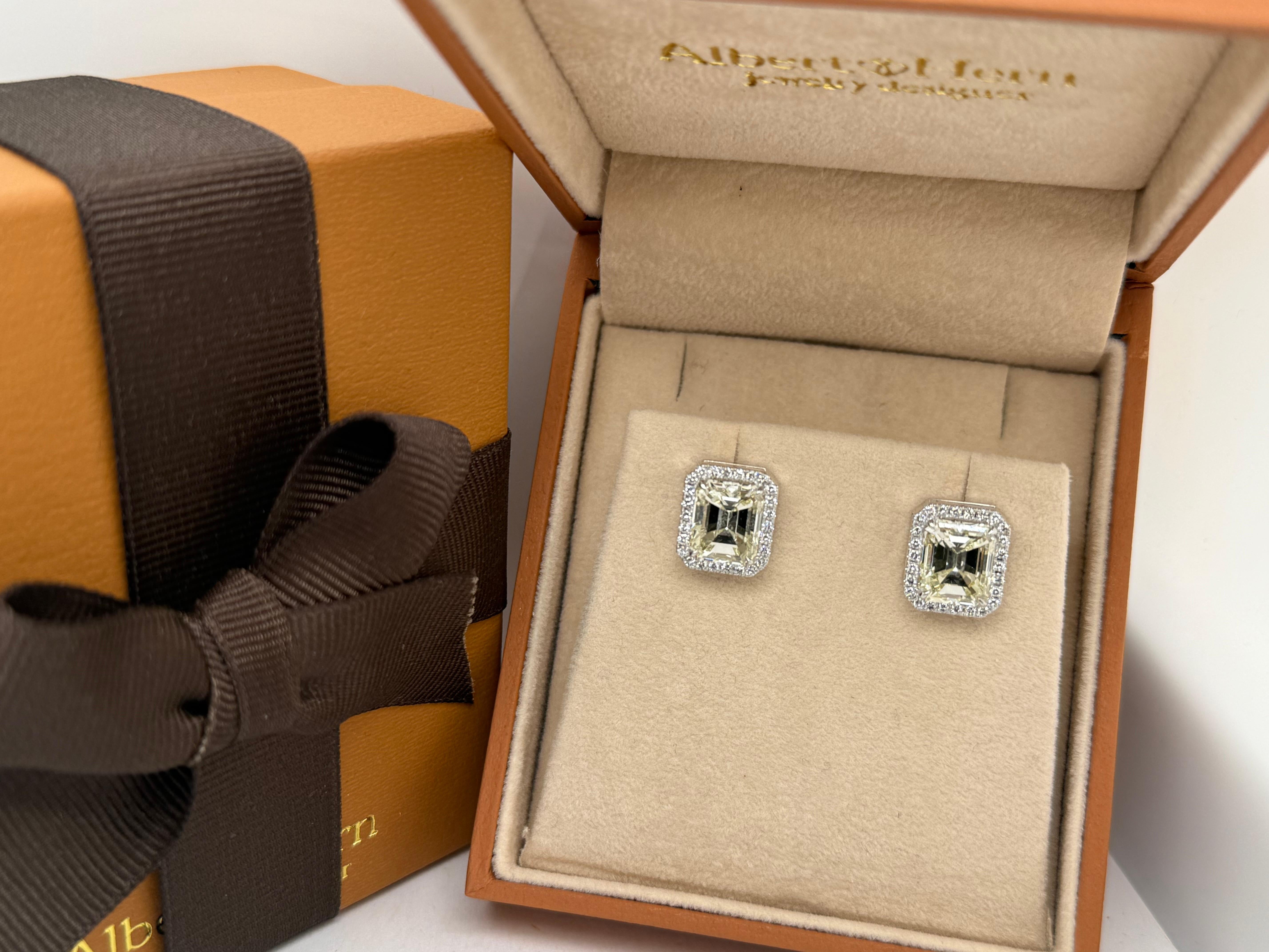 Pendientes 18kt Diamantes talla Esmeralda Natural 5,24 cts GIA y Halo Contemporáneo en venta