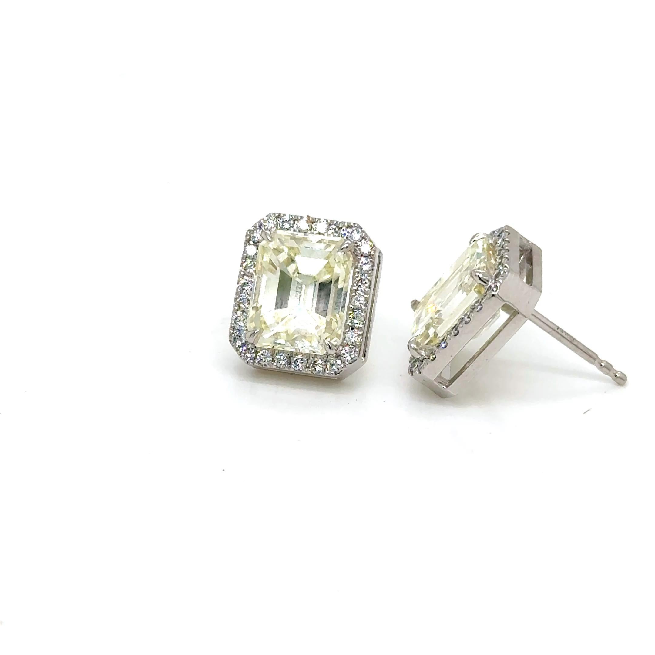 Femenino o masculino Pendientes 18kt Diamantes talla Esmeralda Natural 5,24 cts GIA y Halo en venta