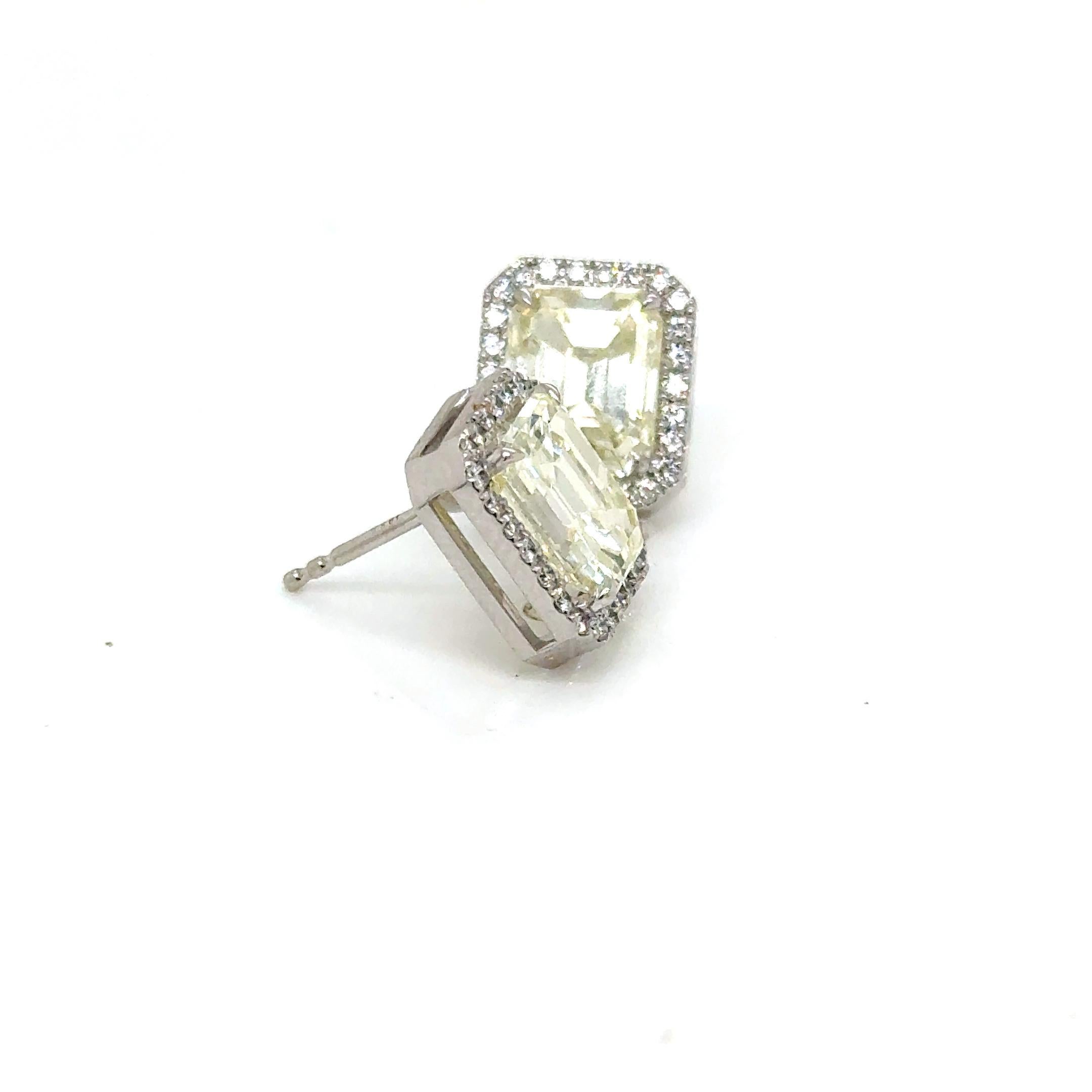 Pendientes 18kt Diamantes talla Esmeralda Natural 5,24 cts GIA y Halo en venta 1