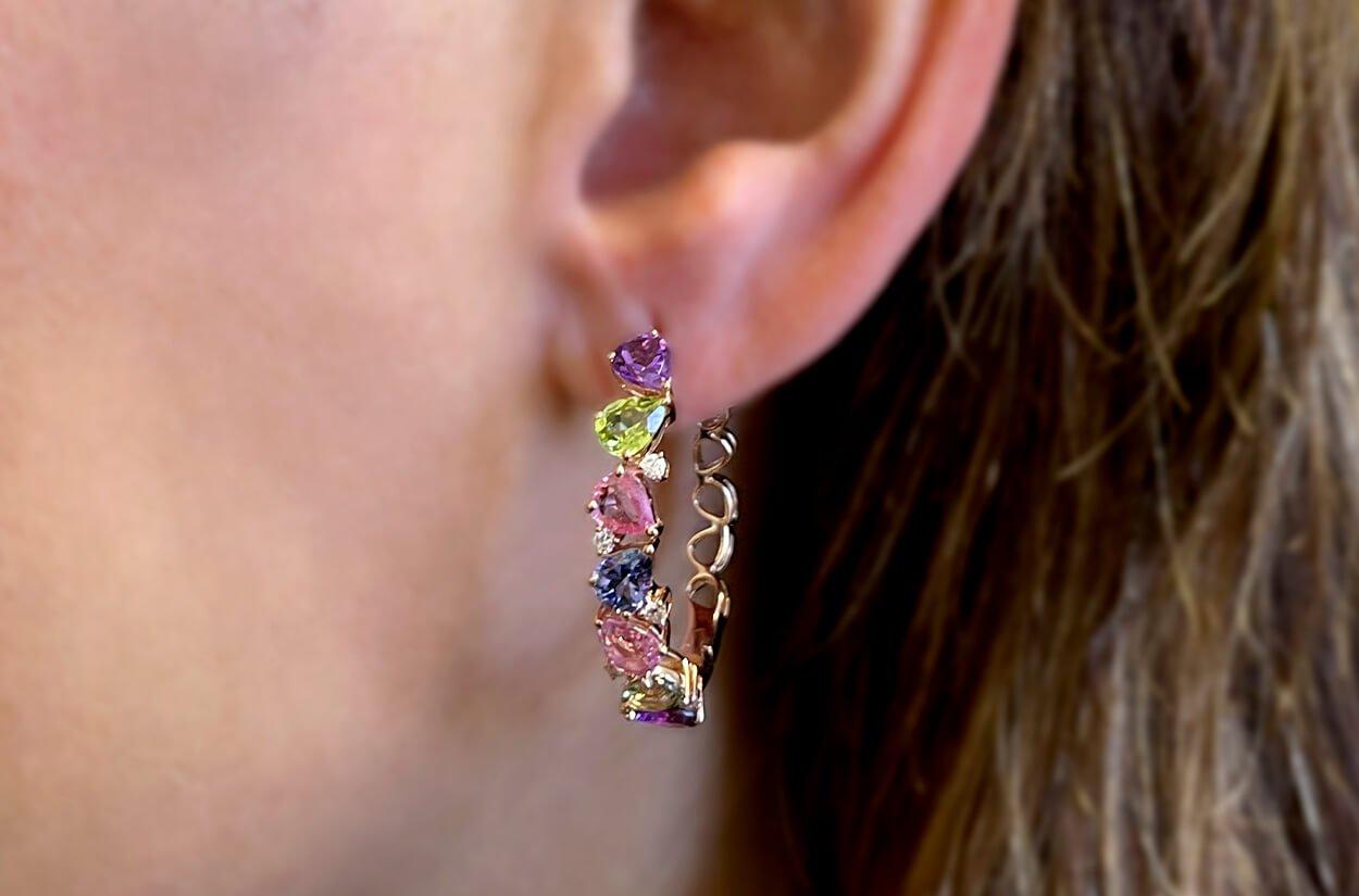 Questi orecchini a cerchio in oro rosa 18kt sono arricchiti da zaffiri ovali e diamanti per un totale di 0,18 carati. Sono un regalo meraviglioso per Natale, compleanni, lauree e altro ancora.
