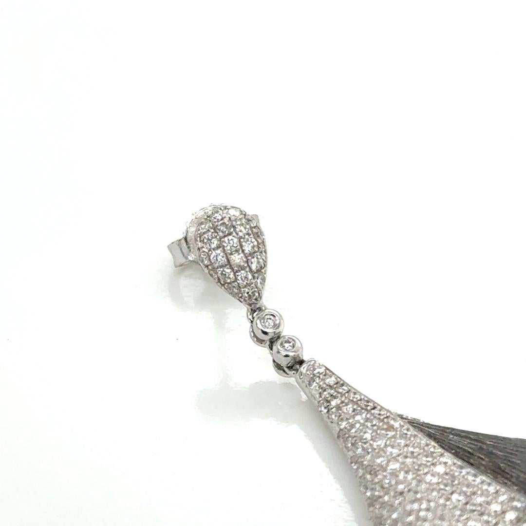 Orecchini in oro bianco 18kt e diamanti 1,12 carati. in vendita 2