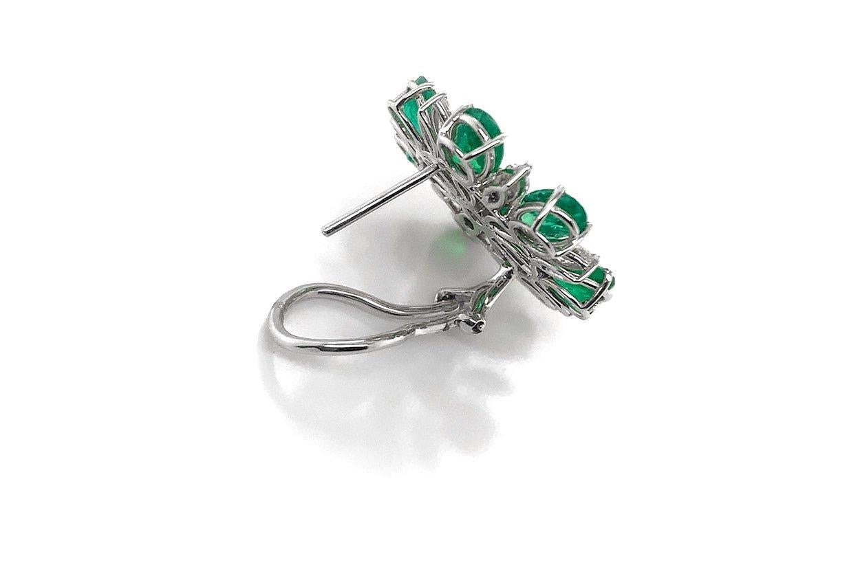 These exquisite earrings boast a floral design crafted from top-quality emeralds set in lustrous 18kt white gold. The brilliance of Diamonds enhances their beauty, making them a stunning and luxurious accessory.
Earrings 18kt White Gold Flowers