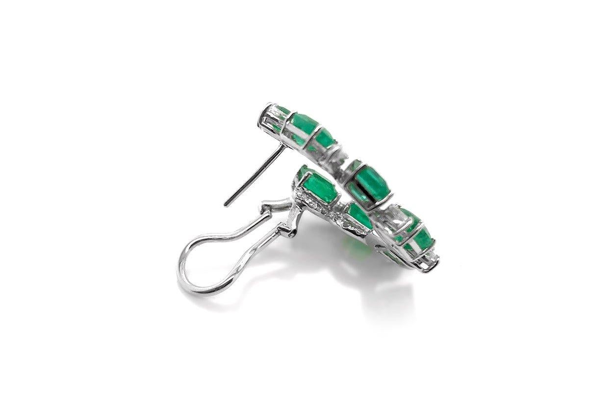 These stunning earrings are a masterpiece of elegance, combining 18kt white gold with top-quality emeralds and dazzling diamonds. They exude timeless luxury and sophistication, perfect for any special occasion.


18kt White Gold Earrings with