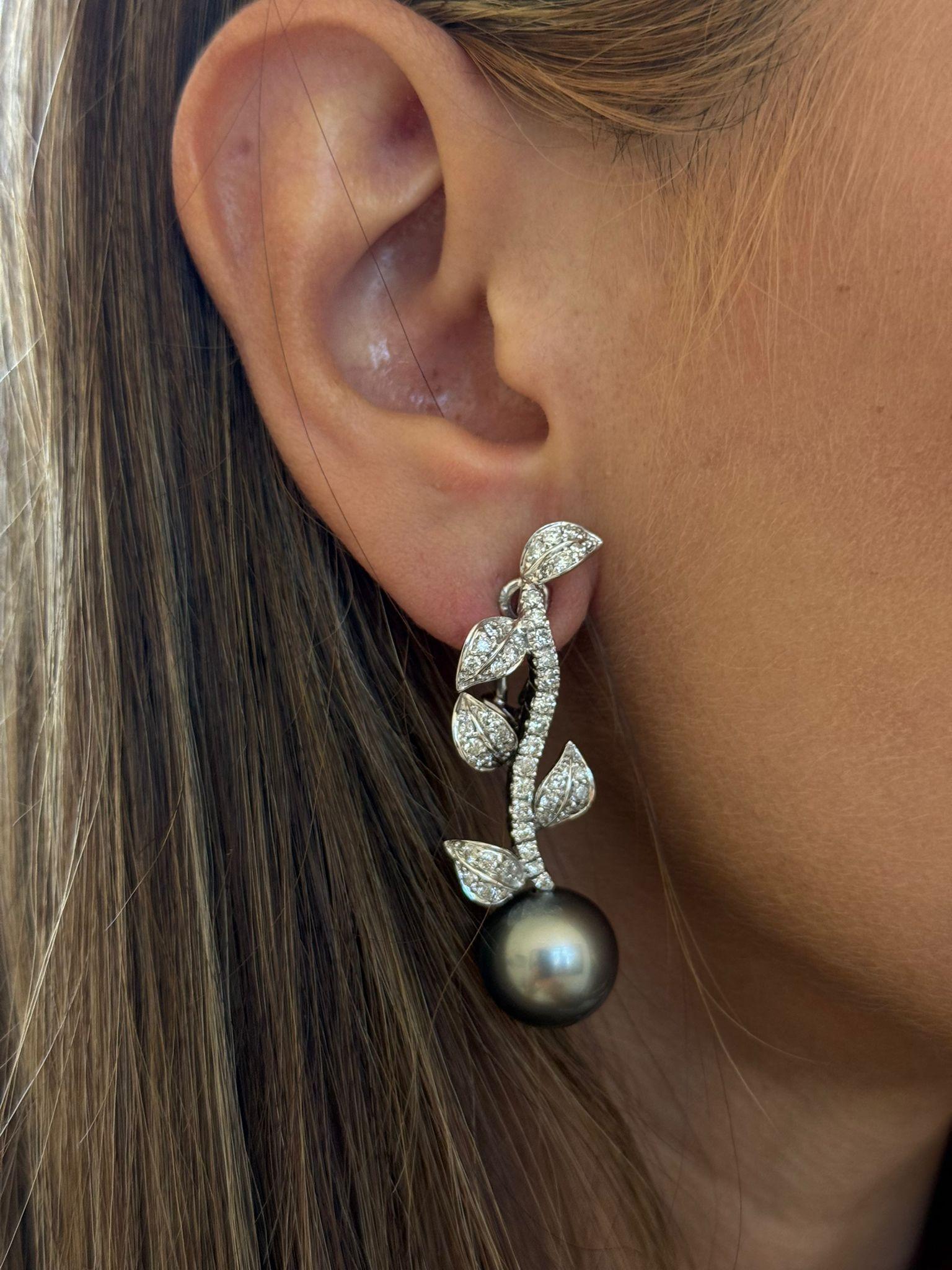 Questi orecchini sono realizzati in oro bianco 18 carati e presentano due squisite perle di Tahiti da 14 mm, rinomate per la loro bellezza profonda e iridescente. Elegati da 1,80 carati di diamanti brillanti, offrono una dichiarazione luminosa di