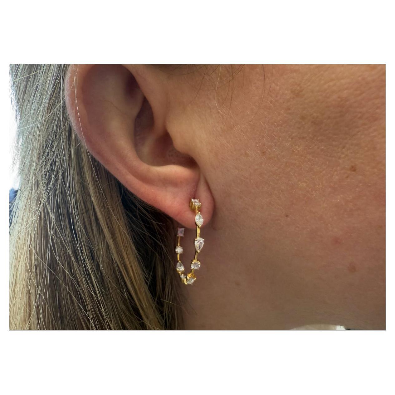 Ces boucles d'oreilles sophistiquées en or jaune 18kt sont ornées de diamants de taille mixte totalisant 1,92 carats. Les diamants de taille mixte rehaussent l'allure élégante des boucles d'oreilles, créant une déclaration éblouissante et raffinée