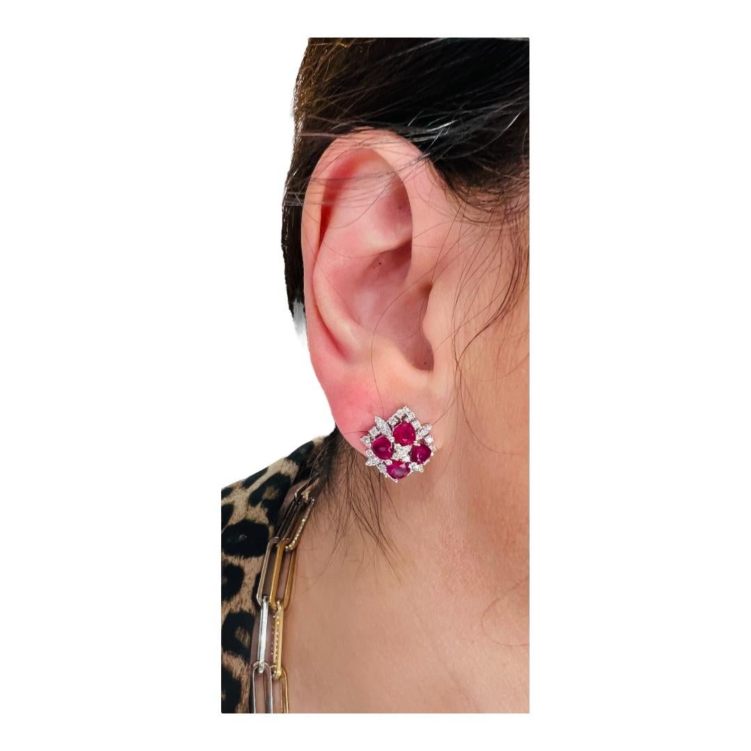 Magnífico par de pendientes de oro blanco de 18 quilates engastados con 8 rubíes talla corazón que suman aprox. 4 quilates,
rodeada de un pavimento de diamantes de aprox. 1 quilate.
tamaño del pendiente: aprox. 1,60 cm/ 1,60 cm
Fijación: espiga