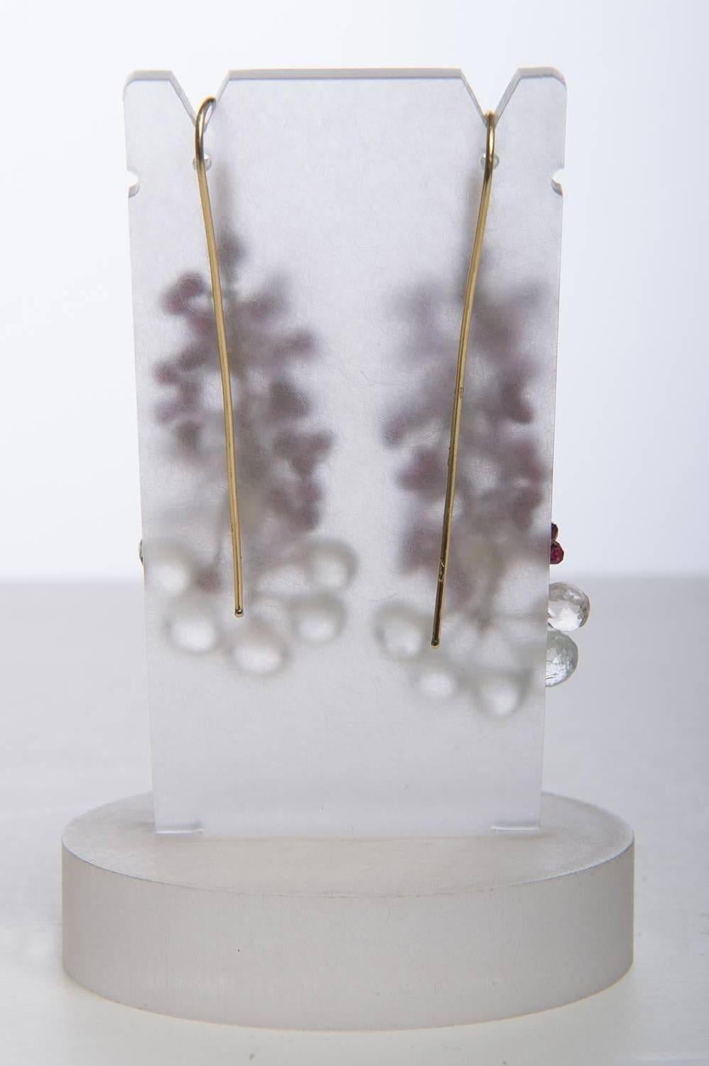 Elegant Italian earrings in garnet and aquamarine, mounted on gold. Unique pieces made by an Italian artist - Wonderful for the summer nights  and also perfect for the Christmas time !

G/359 -