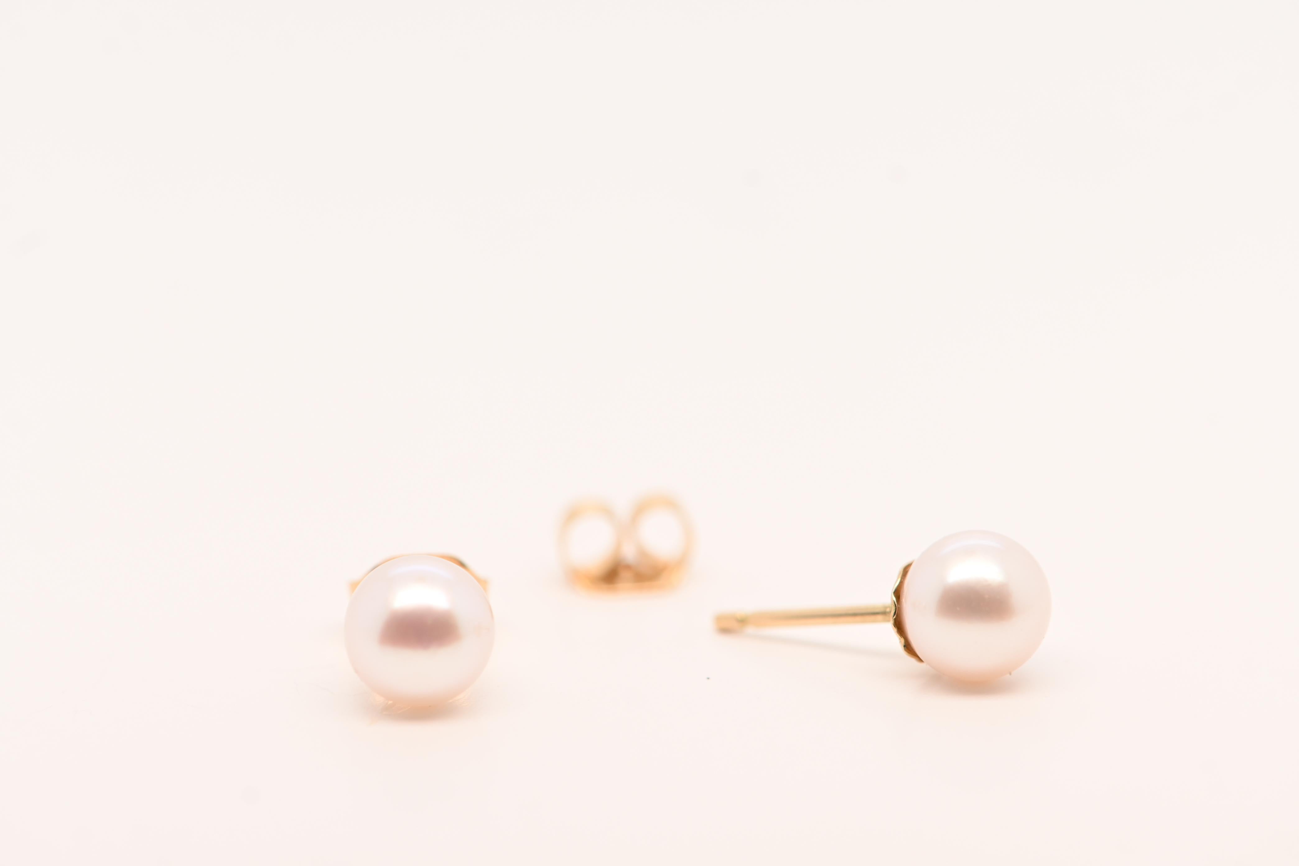 18K Yellow Gold Earrings with Akoya Pearls

Discover this stunning pair of 18K yellow gold earrings, adorned with two exceptional Akoya pearls measuring 5-5,5 mm. These timeless pieces combine classic elegance with modern sophistication, perfect for