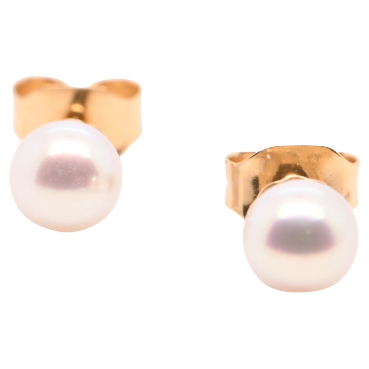 Earrings Ekoya Pearls Yellow Gold 18 Carats 

Discover this stunning pair of 18K yellow gold earrings, adorned with two exceptional Akoya pearls measuring between 4,5-5 mm. These timeless pieces combine classic elegance with modern sophistication,