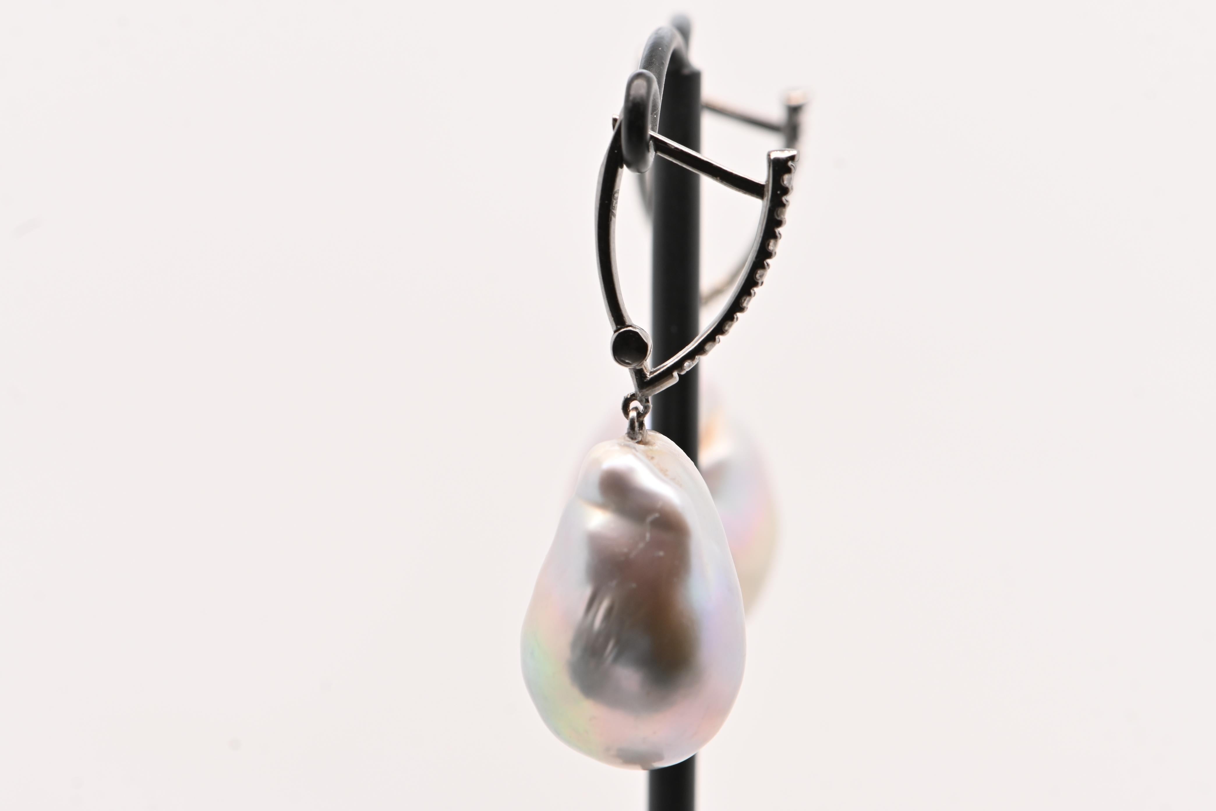 Earrings Black Diamonds 0, 10ct Baroque Pearl Gold 18 

CaratsIndulge in an exceptional piece with these elegant and contemporary earrings. Combining the natural charm of baroque pearls with the mysterious sparkle of black diamonds, they strike the