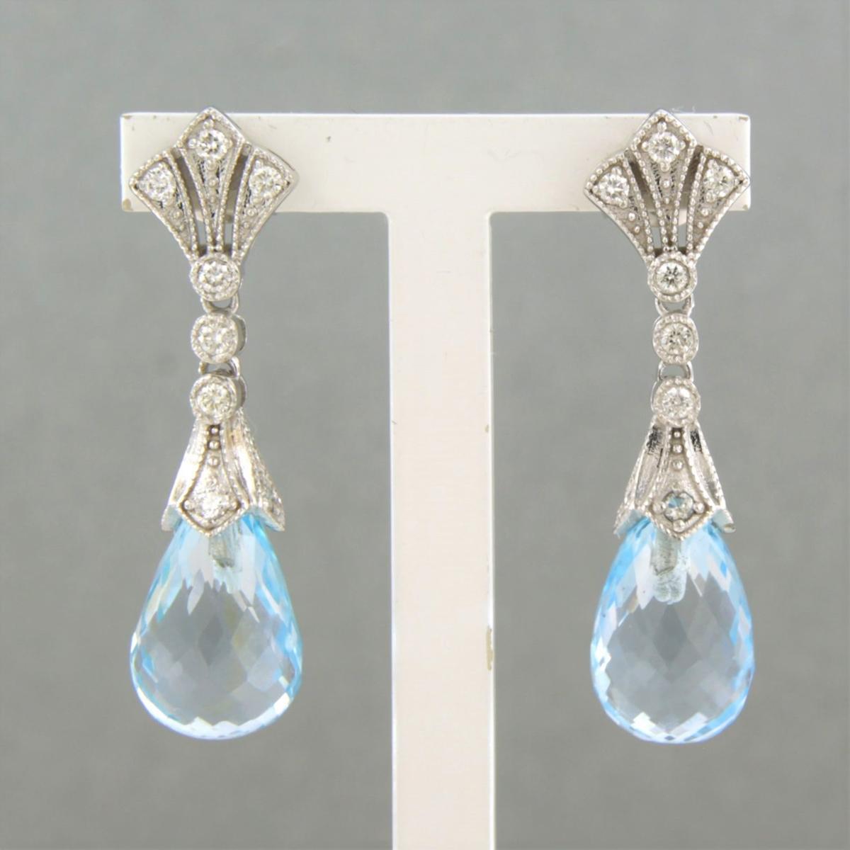 14 kt white gold earrings set with blue topaz and single cut diamonds. 0.36 ct - F/G - VS/SI

detailed description:

The earrings are 3.0 cm high and 8.1 mm wide

weight: 5.5 grams

occupied with :

- 2 x 2.0 cm x 8.1 mm briolette cut topaz

color :