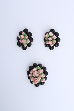 Set di orecchini e spille raffiguranti fiori, CIRCA ANNI '50