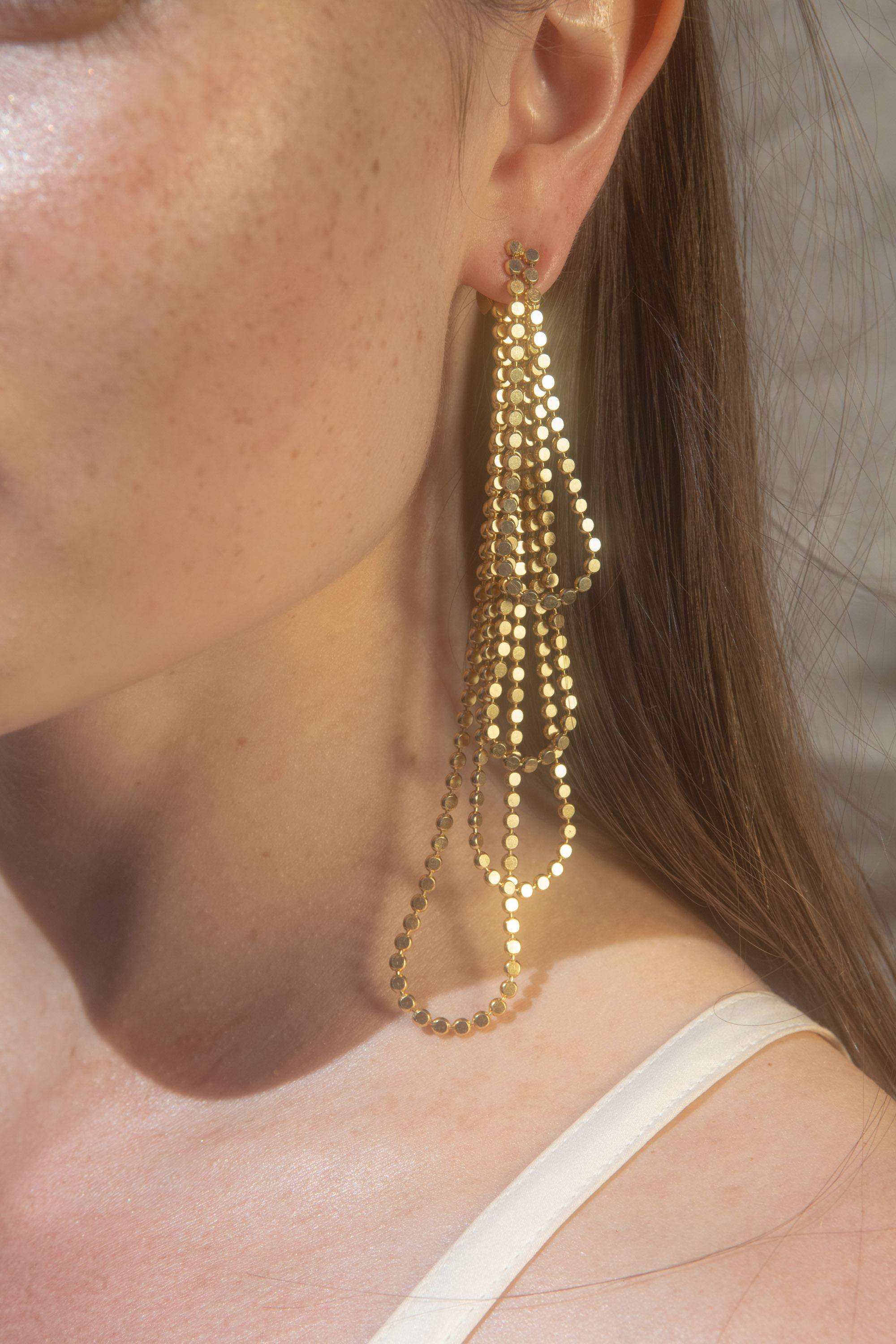 Alegria 4 in 1 earrings 

Get creative with the Allegria earrings. Choose your length, mix and match, make asymetric looks or just wear it simple. Choose between four different lengths and make the look you are in the mood for. Wear them all to