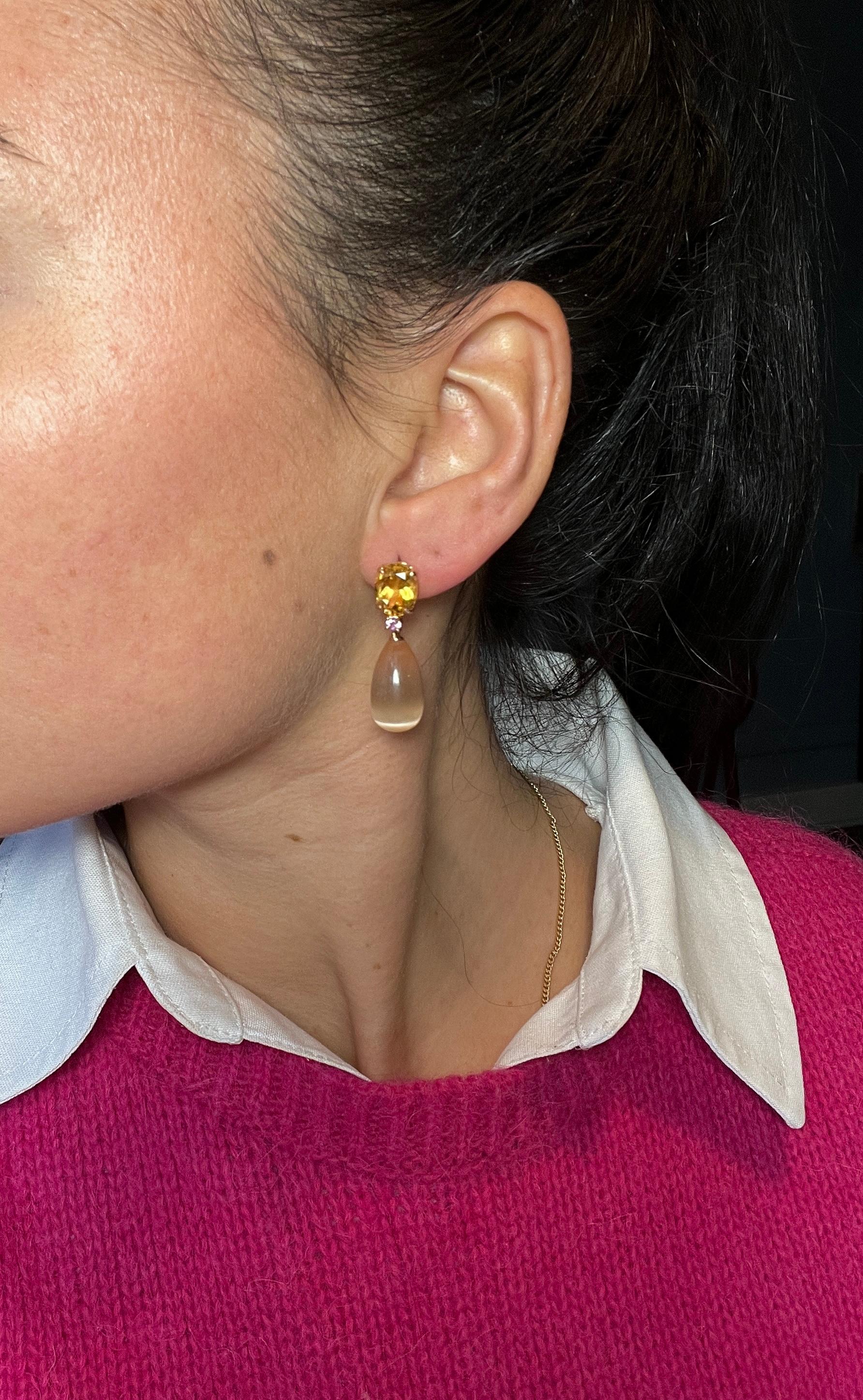 Pendientes Citrino, Piedras Luna Melocotón, Zafiro Rosa y Oro Amarillo 18 Quilates 

Añade un toque de sofisticación a tu colección de joyas con este impresionante par de pendientes, que combinan tonos cálidos y refinada artesanía. Perfectas para